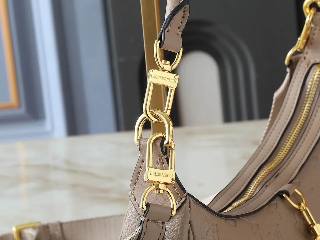 💰220💰Upgraded from the original M12939. This Looping handbag draws inspiration from the Loop handbag of the 2022 Cruise early spring series, using Monogram canvas to interpret the fashion of the 1990s. Dazzling metal hardware and detachable charms enrich the details, while the fabric shoulder strap allows for cross-body wear for day or night situations, and the smooth Toron handle allows it to be worn over the shoulder or by hand. Dimensions: 28.0 x 15.0 x 7.0 cm (length x height x width)