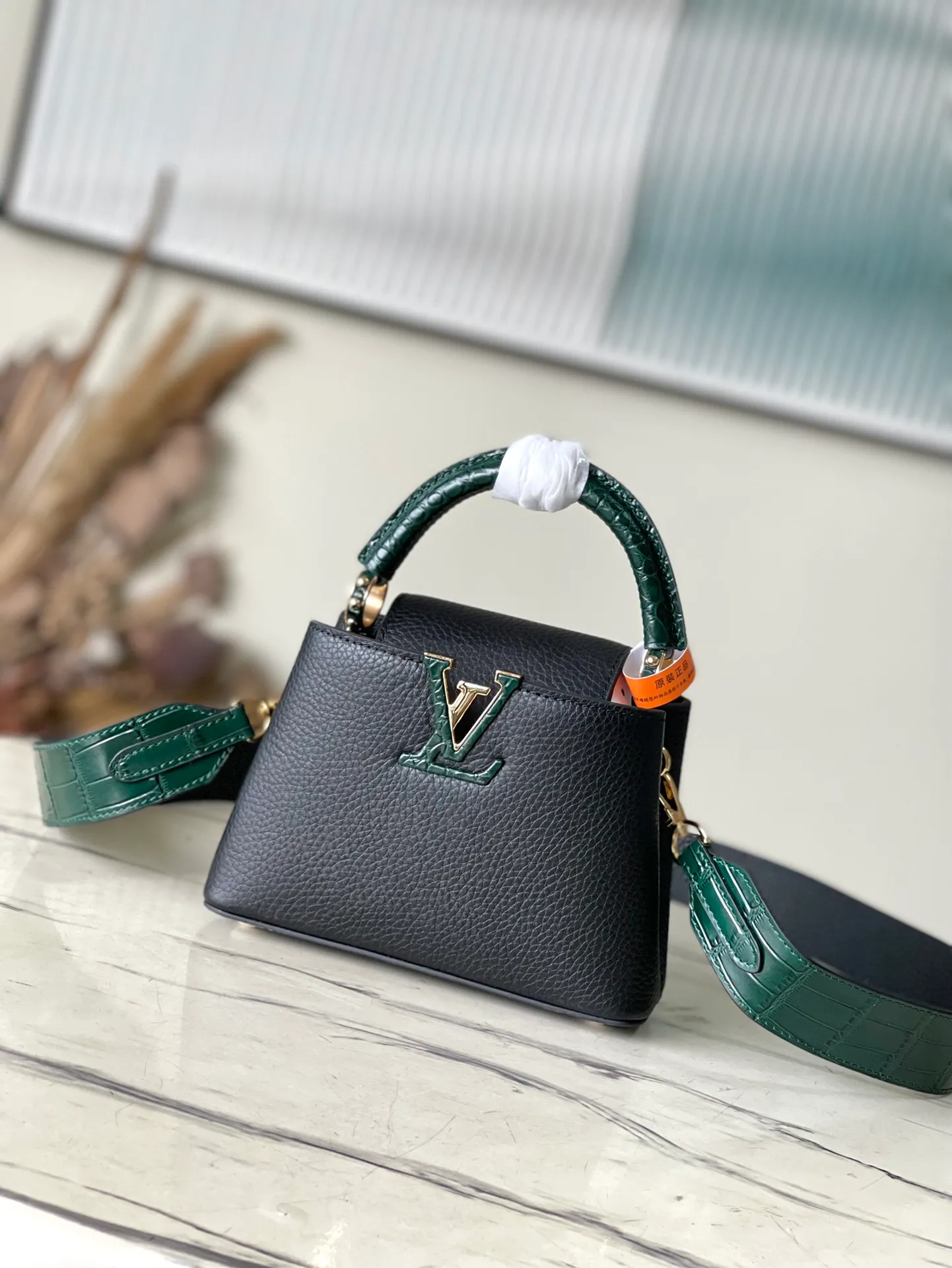 💰2160 (Special Grade Original Leather) N91697 Black Crocodile Pattern Gold Buckle This Capucines mini handbag is made of crocodile pattern leather and has a luxurious texture. Lined with premium sheepskin leather and equipped with dazzling hardware. The chic Capucines flap can be stored inside the bag to showcase the brand's logo, or flipped out to reveal the Monogram floral pattern. Its compact size makes this extraordinary bag perfect for evening events. Detailed features 21x14x8 cm (length x height x width)