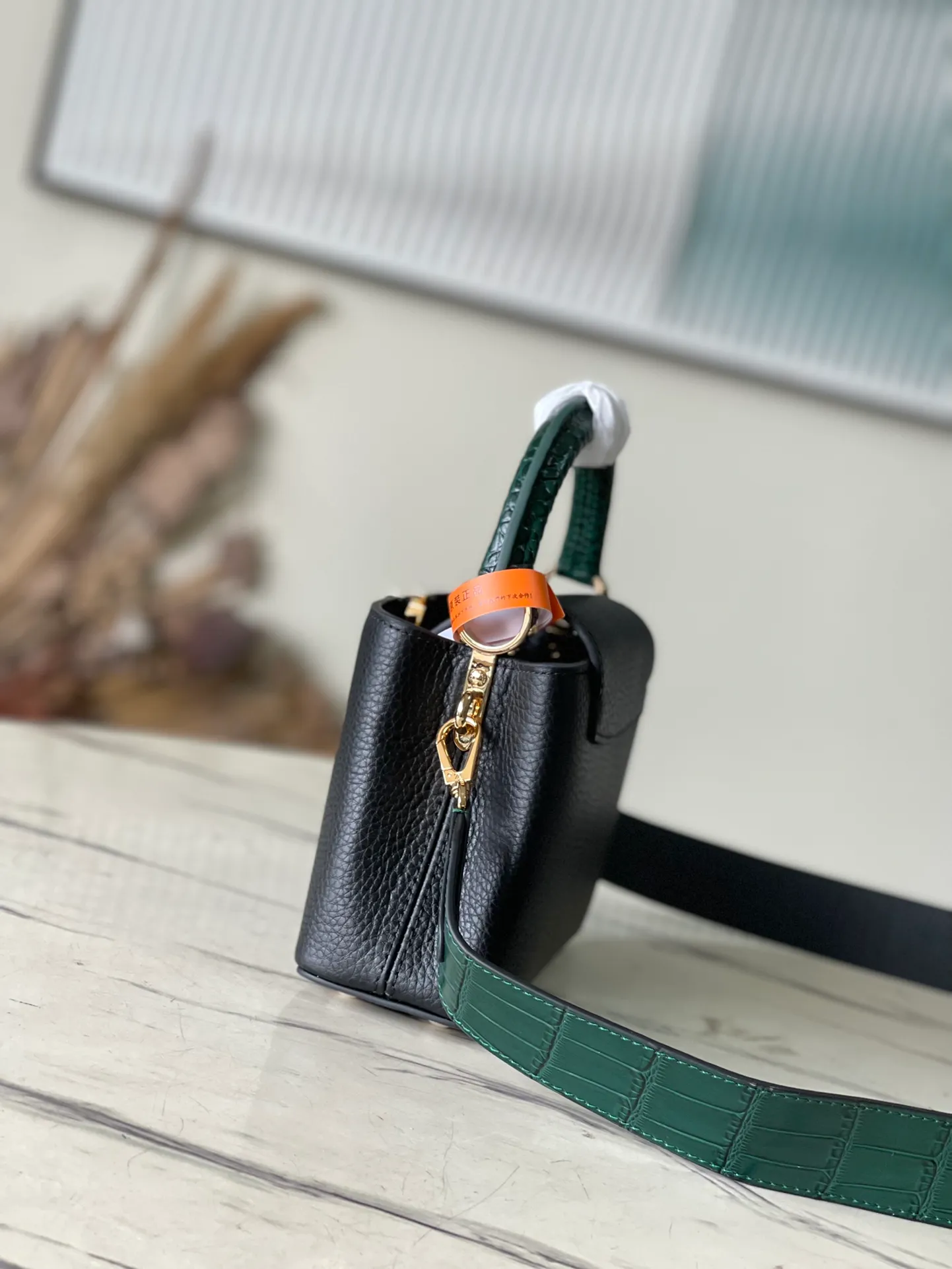 💰2160 (Special Grade Original Leather) N91697 Black Crocodile Pattern Gold Buckle This Capucines mini handbag is made of crocodile pattern leather and has a luxurious texture. Lined with premium sheepskin leather and equipped with dazzling hardware. The chic Capucines flap can be stored inside the bag to showcase the brand's logo, or flipped out to reveal the Monogram floral pattern. Its compact size makes this extraordinary bag perfect for evening events. Detailed features 21x14x8 cm (length x height x width)