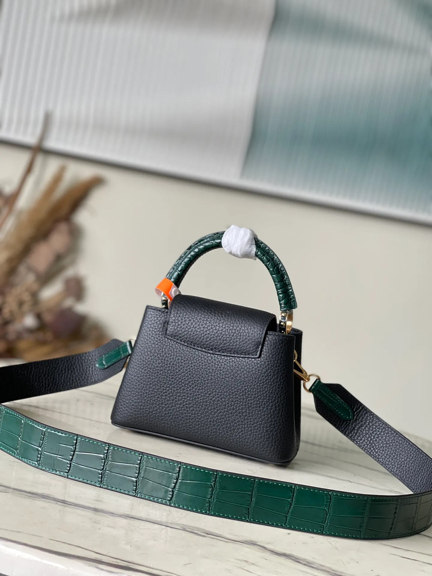 💰2160 (Special Grade Original Leather) N91697 Black Crocodile Pattern Gold Buckle This Capucines mini handbag is made of crocodile pattern leather and has a luxurious texture. Lined with premium sheepskin leather and equipped with dazzling hardware. The chic Capucines flap can be stored inside the bag to showcase the brand's logo, or flipped out to reveal the Monogram floral pattern. Its compact size makes this extraordinary bag perfect for evening events. Detailed features 21x14x8 cm (length x height x width)