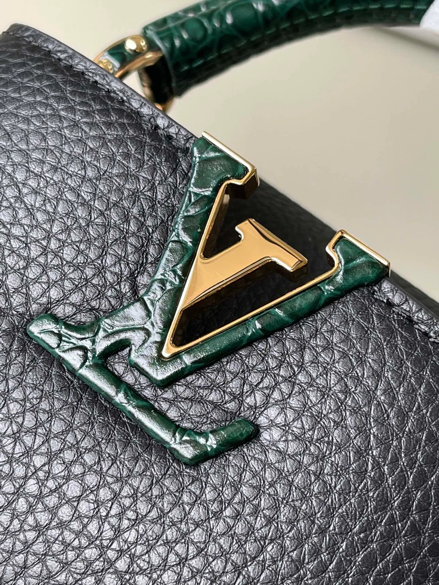 💰2160 (Special Grade Original Leather) N91697 Black Crocodile Pattern Gold Buckle This Capucines mini handbag is made of crocodile pattern leather and has a luxurious texture. Lined with premium sheepskin leather and equipped with dazzling hardware. The chic Capucines flap can be stored inside the bag to showcase the brand's logo, or flipped out to reveal the Monogram floral pattern. Its compact size makes this extraordinary bag perfect for evening events. Detailed features 21x14x8 cm (length x height x width)