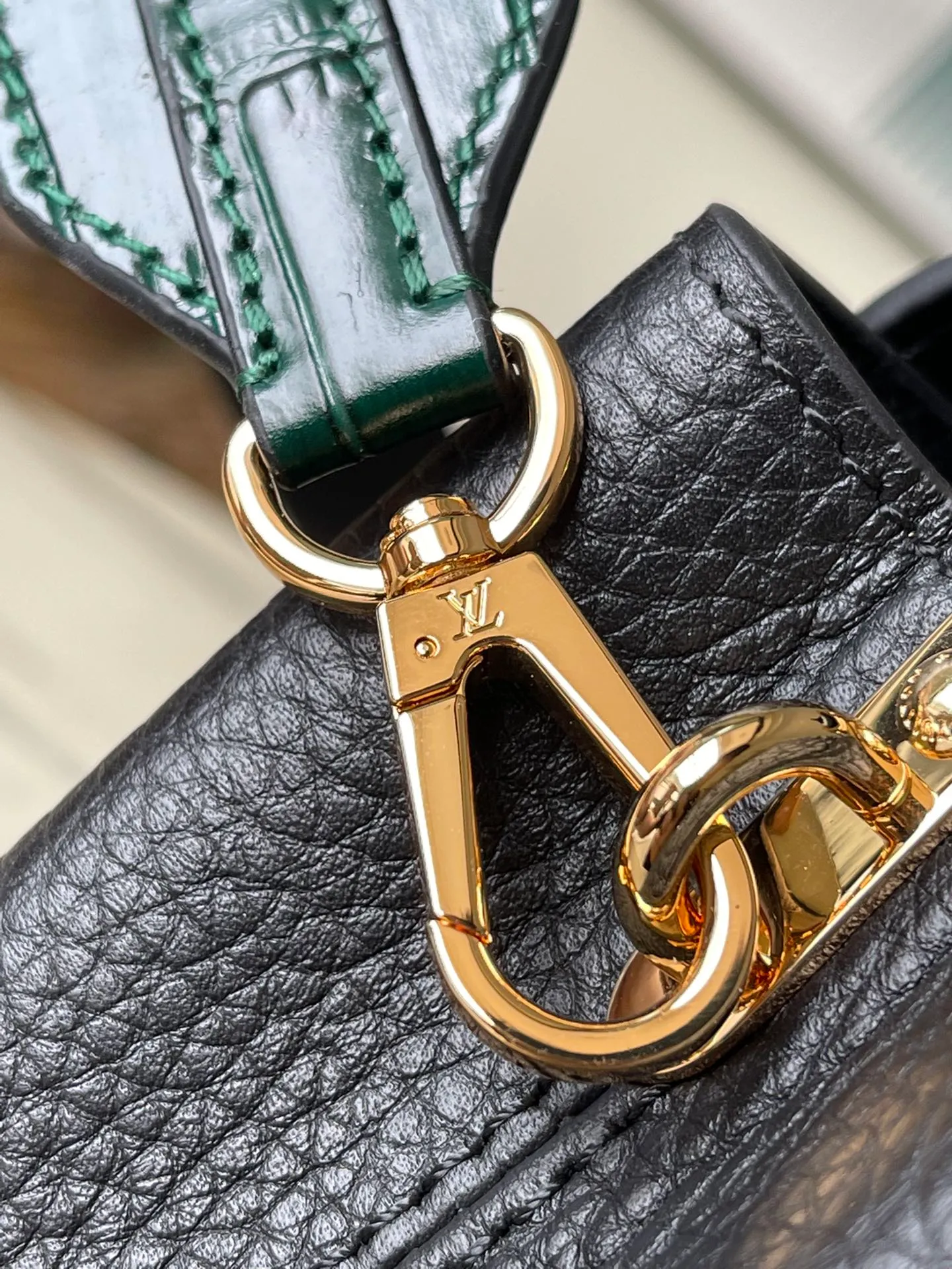 💰2160 (Special Grade Original Leather) N91697 Black Crocodile Pattern Gold Buckle This Capucines mini handbag is made of crocodile pattern leather and has a luxurious texture. Lined with premium sheepskin leather and equipped with dazzling hardware. The chic Capucines flap can be stored inside the bag to showcase the brand's logo, or flipped out to reveal the Monogram floral pattern. Its compact size makes this extraordinary bag perfect for evening events. Detailed features 21x14x8 cm (length x height x width)