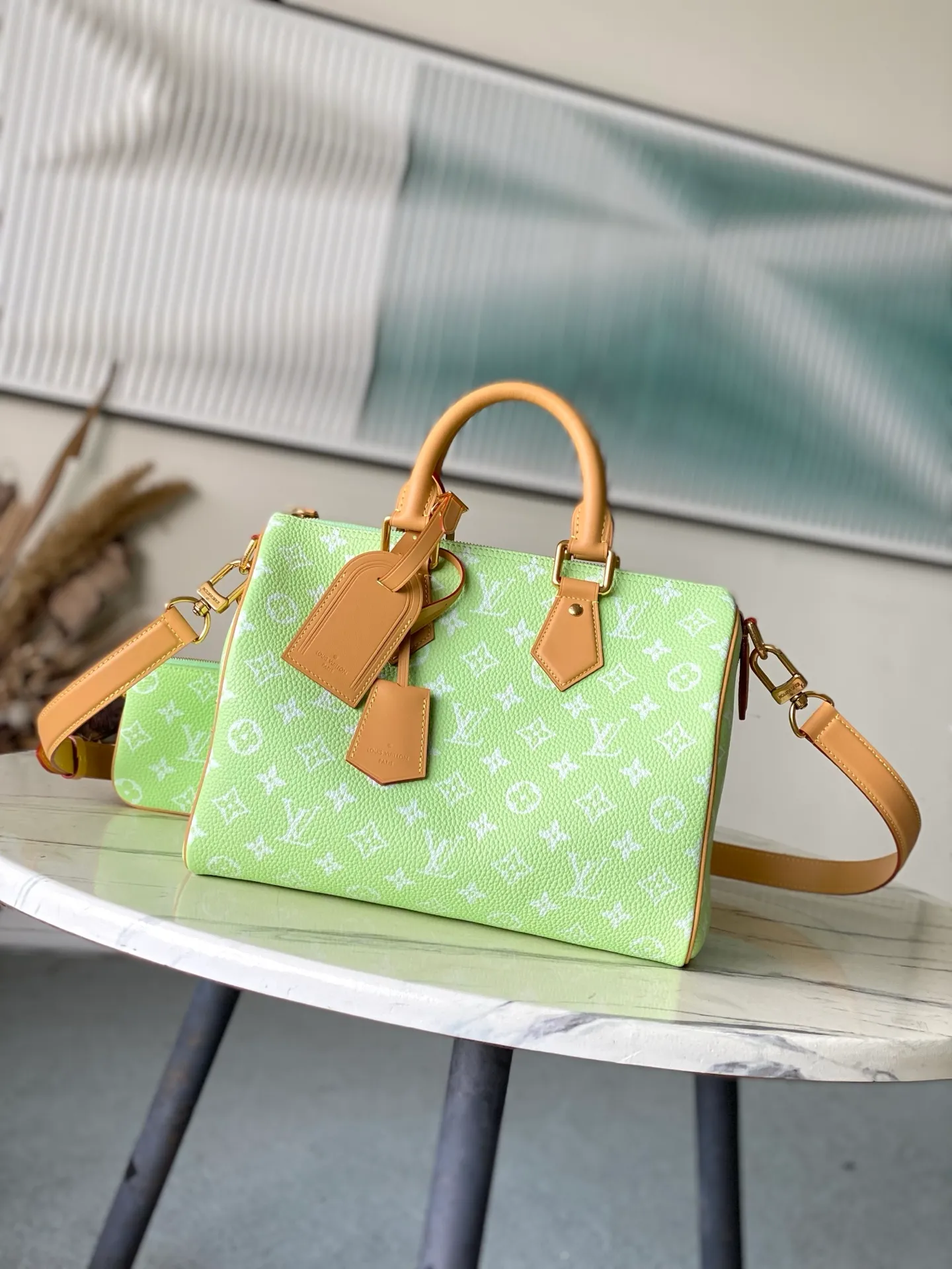 💰1840 (top layer leather) top original order M24435 pink This Speedy Bandoulière 30 Monogram Leather handbag is made of soft cow leather, with the Monogram pattern to reproduce the elegant look and feel of canvas printing. Dazzling metal hardware, sheepskin lining and nameplate all reflect Creative Director Pharrell Williams' relentless attention to detail. 30 x 17 x 21 cm (length x height x width)