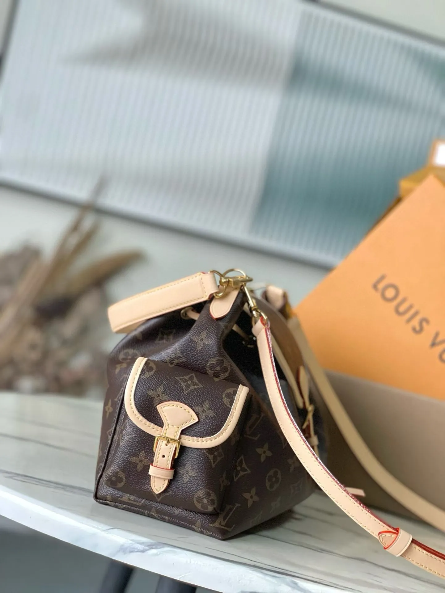 💰940 Top original order M26040 This Odyssee medium handbag reinterprets Louis Vuitton's classic design from a modern perspective, with a casual style that fits an active lifestyle. Its design is inspired by the brand's Excursion backpack, which is made of Monogram canvas and decorated with decorative buckles and practical drawstring designs to ensure that your belongings are securely stored. It has just the right capacity to easily store daily necessities and has multiple pockets. Its name comes from Ulysses' journey home in the ancient Greek epic "The Odyssey", echoing the narrative theme of the 2025 autumn and winter show. Dimensions: 36 × 24 × 18 cm