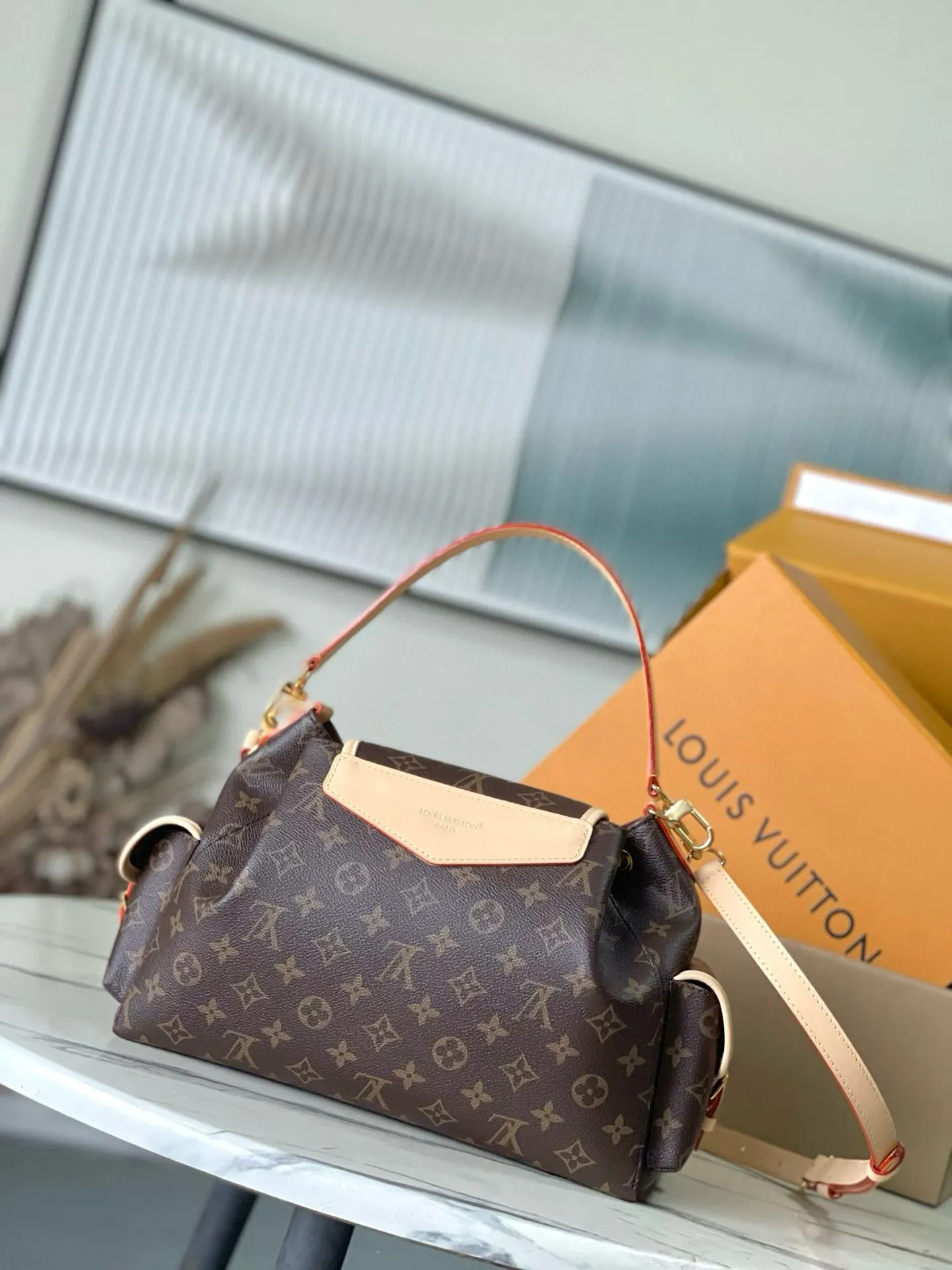 💰940 Top original order M26040 This Odyssee medium handbag reinterprets Louis Vuitton's classic design from a modern perspective, with a casual style that fits an active lifestyle. Its design is inspired by the brand's Excursion backpack, which is made of Monogram canvas and decorated with decorative buckles and practical drawstring designs to ensure that your belongings are securely stored. It has just the right capacity to easily store daily necessities and has multiple pockets. Its name comes from Ulysses' journey home in the ancient Greek epic "The Odyssey", echoing the narrative theme of the 2025 autumn and winter show. Dimensions: 36 × 24 × 18 cm