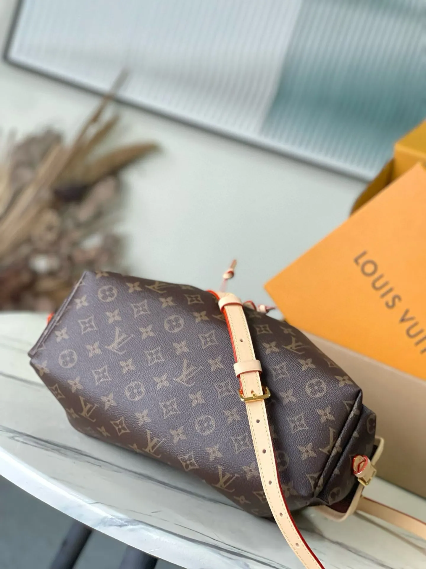💰940 Top original order M26040 This Odyssee medium handbag reinterprets Louis Vuitton's classic design from a modern perspective, with a casual style that fits an active lifestyle. Its design is inspired by the brand's Excursion backpack, which is made of Monogram canvas and decorated with decorative buckles and practical drawstring designs to ensure that your belongings are securely stored. It has just the right capacity to easily store daily necessities and has multiple pockets. Its name comes from Ulysses' journey home in the ancient Greek epic "The Odyssey", echoing the narrative theme of the 2025 autumn and winter show. Dimensions: 36 × 24 × 18 cm