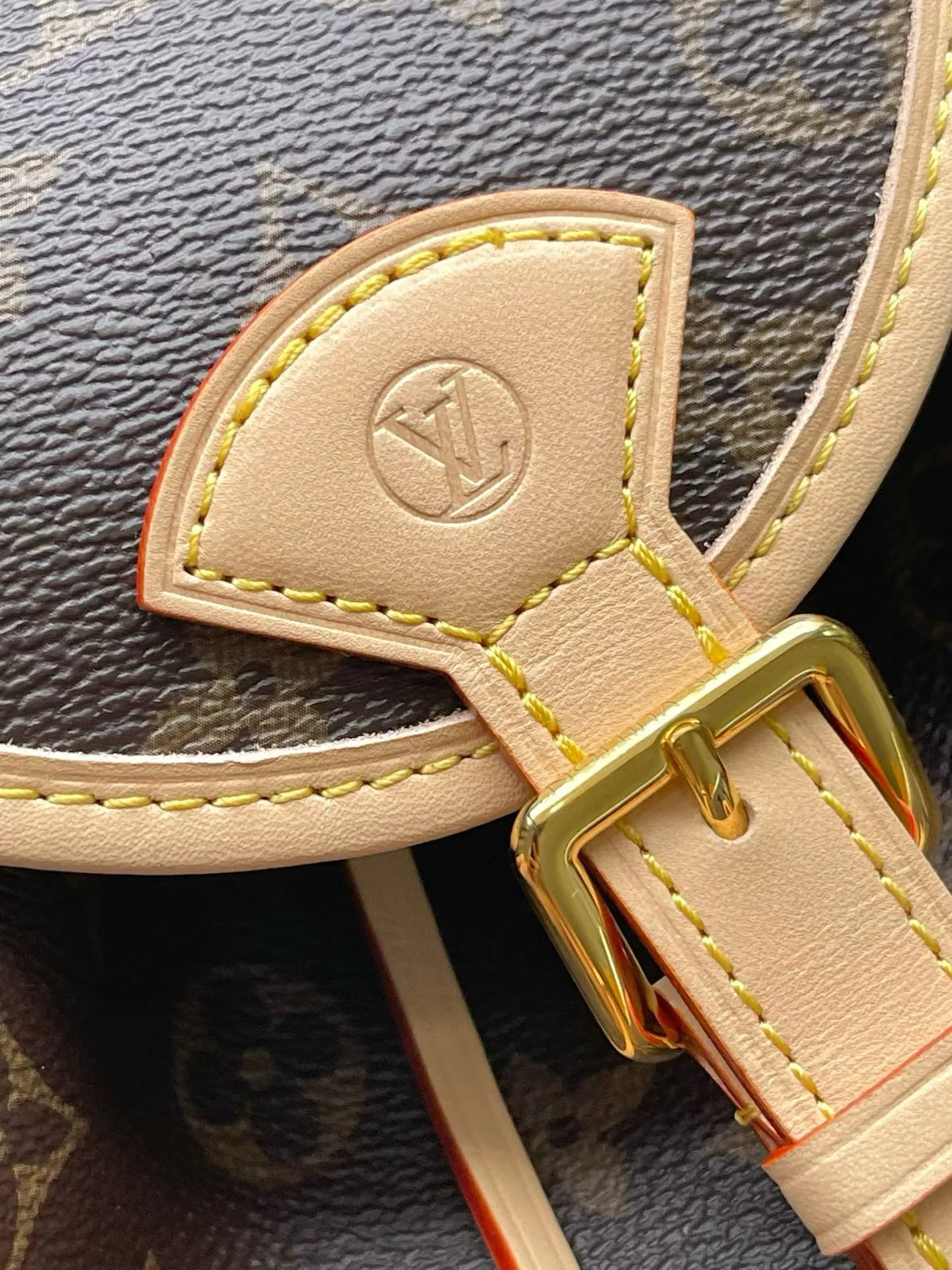 💰940 Top original order M26040 This Odyssee medium handbag reinterprets Louis Vuitton's classic design from a modern perspective, with a casual style that fits an active lifestyle. Its design is inspired by the brand's Excursion backpack, which is made of Monogram canvas and decorated with decorative buckles and practical drawstring designs to ensure that your belongings are securely stored. It has just the right capacity to easily store daily necessities and has multiple pockets. Its name comes from Ulysses' journey home in the ancient Greek epic "The Odyssey", echoing the narrative theme of the 2025 autumn and winter show. Dimensions: 36 × 24 × 18 cm