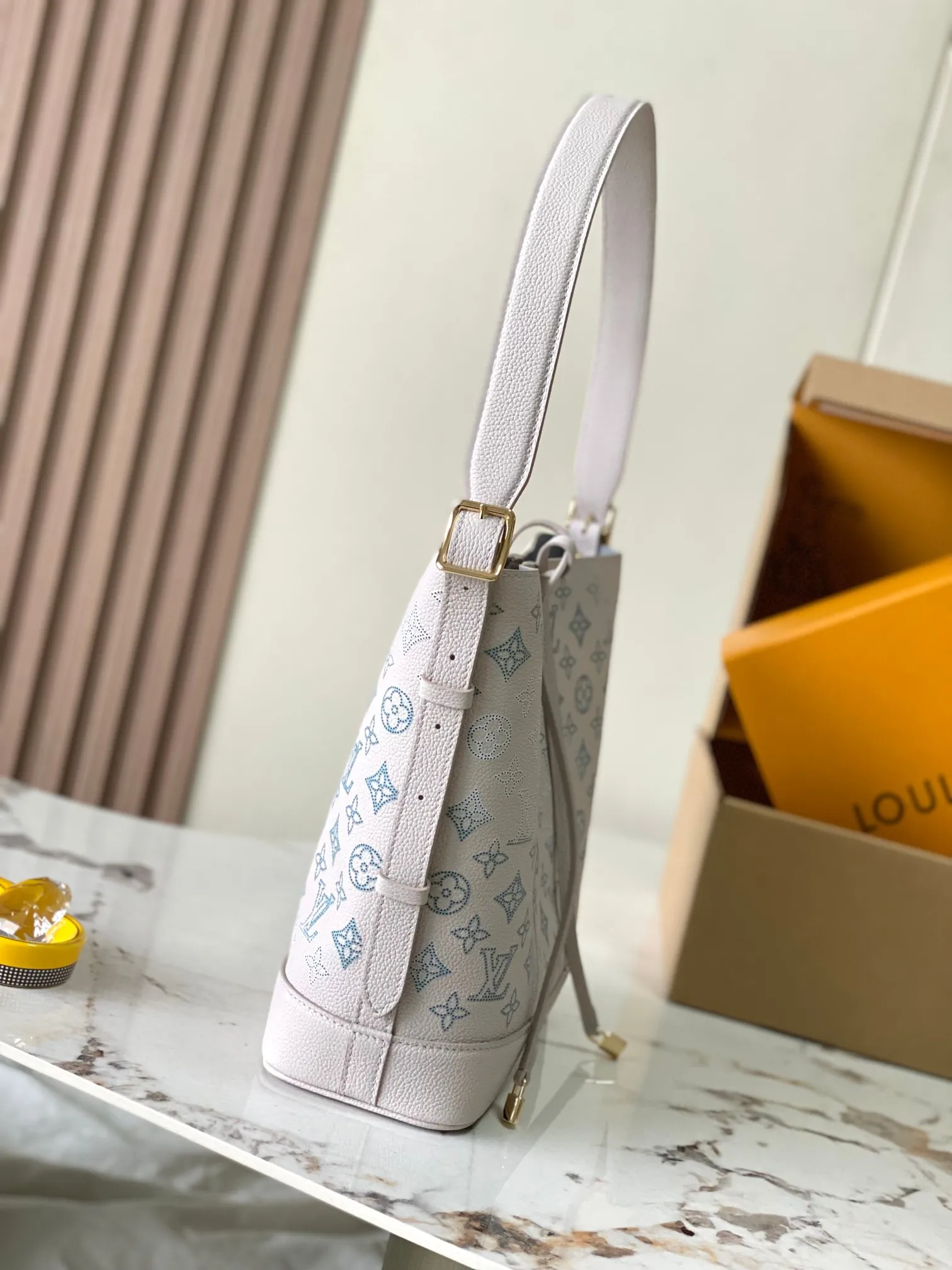 p2700 [Special grade MB chip version original leather] [FLORE handbag] Hollow (gradient) Model: M12496 dynamic chip version Material: A-grade all-steel hardware, imported original fabric Packaging: Full set of original duty-free MB packaging Size: 27*10*28CM