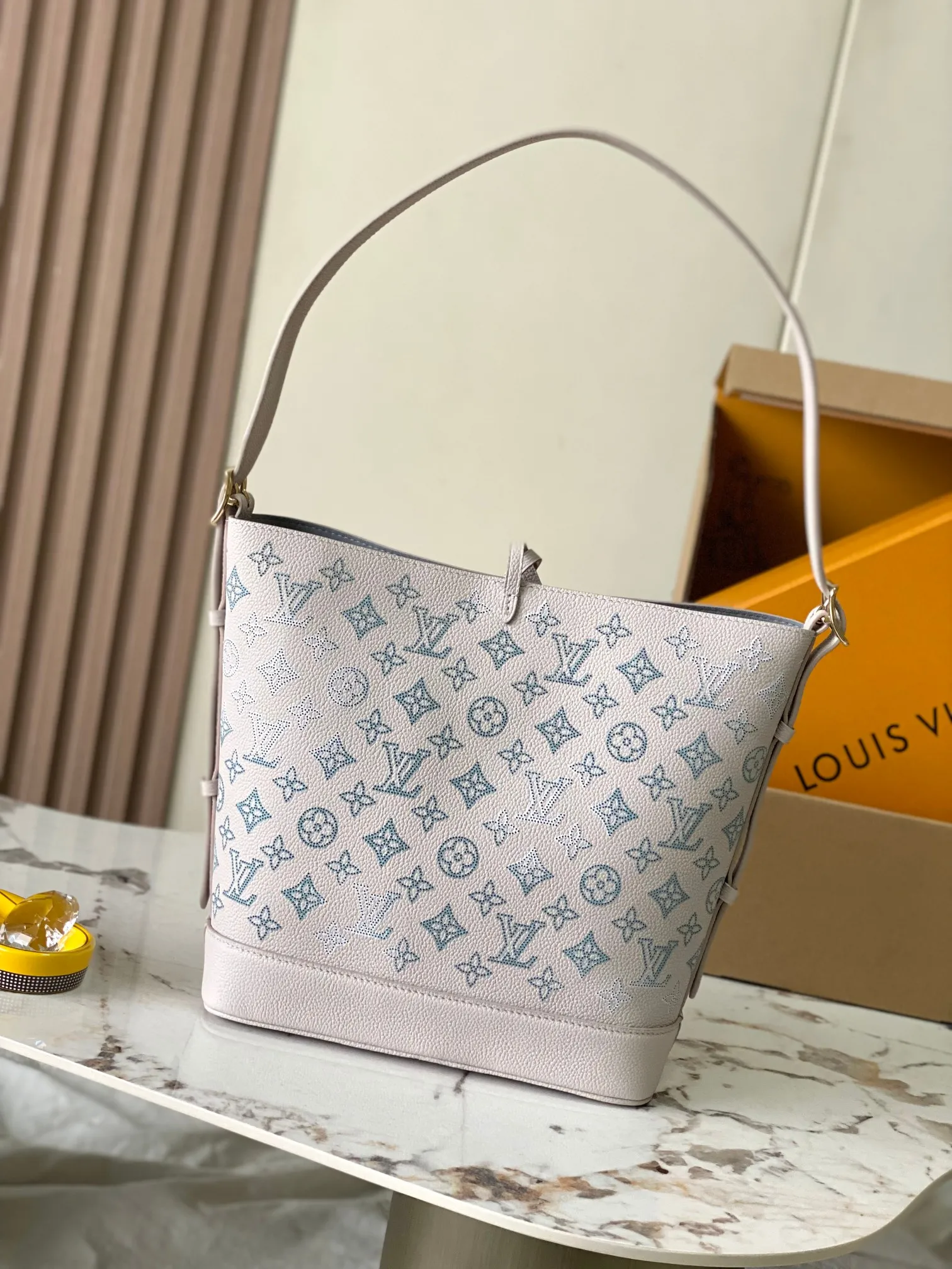 p2700 [Special grade MB chip version original leather] [FLORE handbag] Hollow (gradient) Model: M12496 dynamic chip version Material: A-grade all-steel hardware, imported original fabric Packaging: Full set of original duty-free MB packaging Size: 27*10*28CM