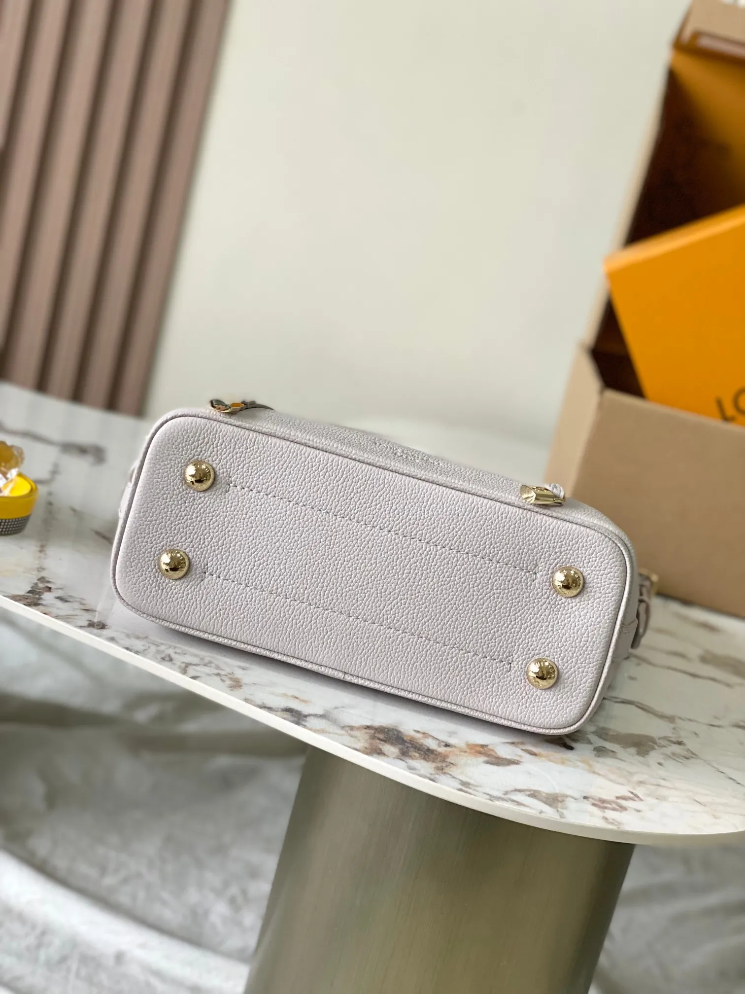 p2700 [Special grade MB chip version original leather] [FLORE handbag] Hollow (gradient) Model: M12496 dynamic chip version Material: A-grade all-steel hardware, imported original fabric Packaging: Full set of original duty-free MB packaging Size: 27*10*28CM