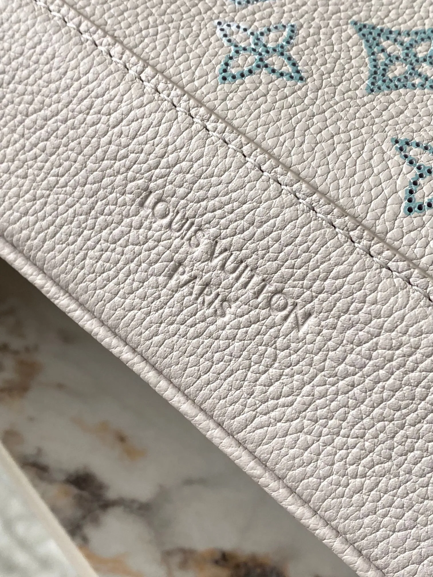 p2700 [Special grade MB chip version original leather] [FLORE handbag] Hollow (gradient) Model: M12496 dynamic chip version Material: A-grade all-steel hardware, imported original fabric Packaging: Full set of original duty-free MB packaging Size: 27*10*28CM