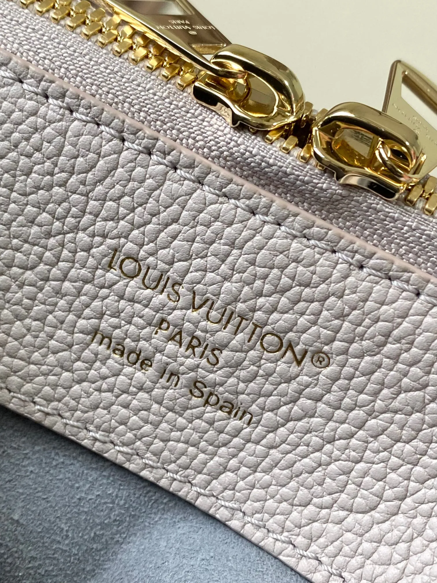 p2700 [Special grade MB chip version original leather] [FLORE handbag] Hollow (gradient) Model: M12496 dynamic chip version Material: A-grade all-steel hardware, imported original fabric Packaging: Full set of original duty-free MB packaging Size: 27*10*28CM