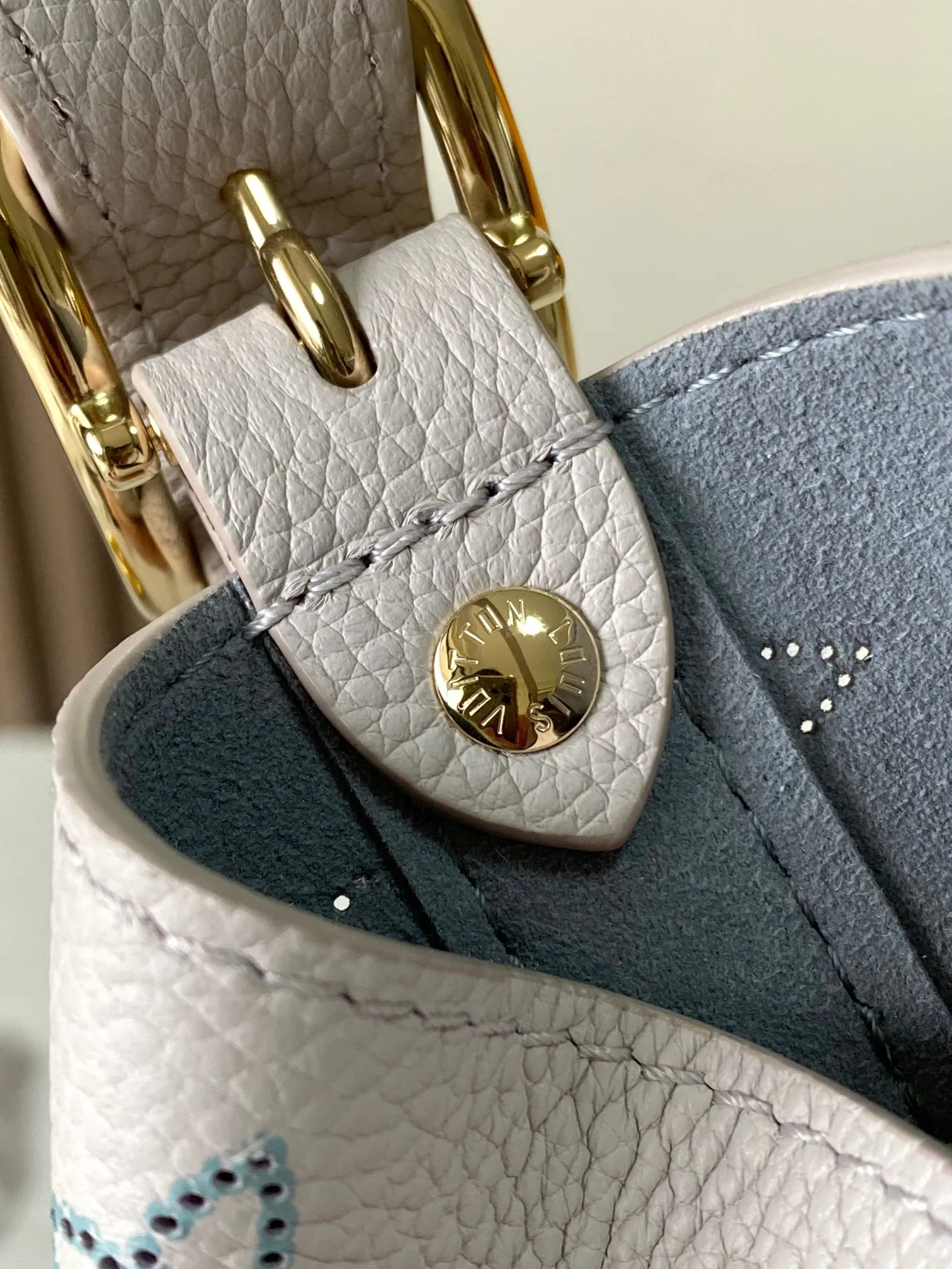 p2700 [Special grade MB chip version original leather] [FLORE handbag] Hollow (gradient) Model: M12496 dynamic chip version Material: A-grade all-steel hardware, imported original fabric Packaging: Full set of original duty-free MB packaging Size: 27*10*28CM