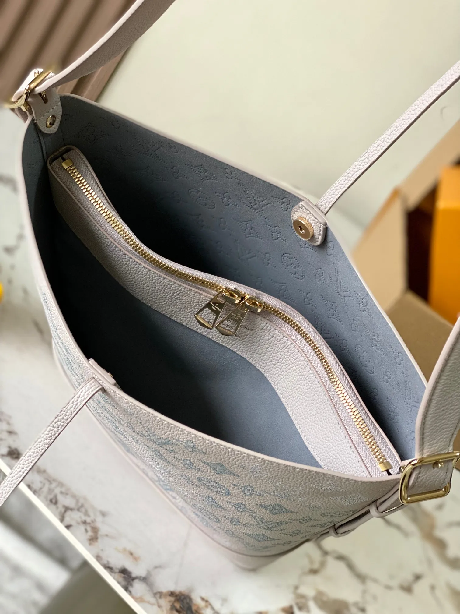 p2700 [Special grade MB chip version original leather] [FLORE handbag] Hollow (gradient) Model: M12496 dynamic chip version Material: A-grade all-steel hardware, imported original fabric Packaging: Full set of original duty-free MB packaging Size: 27*10*28CM