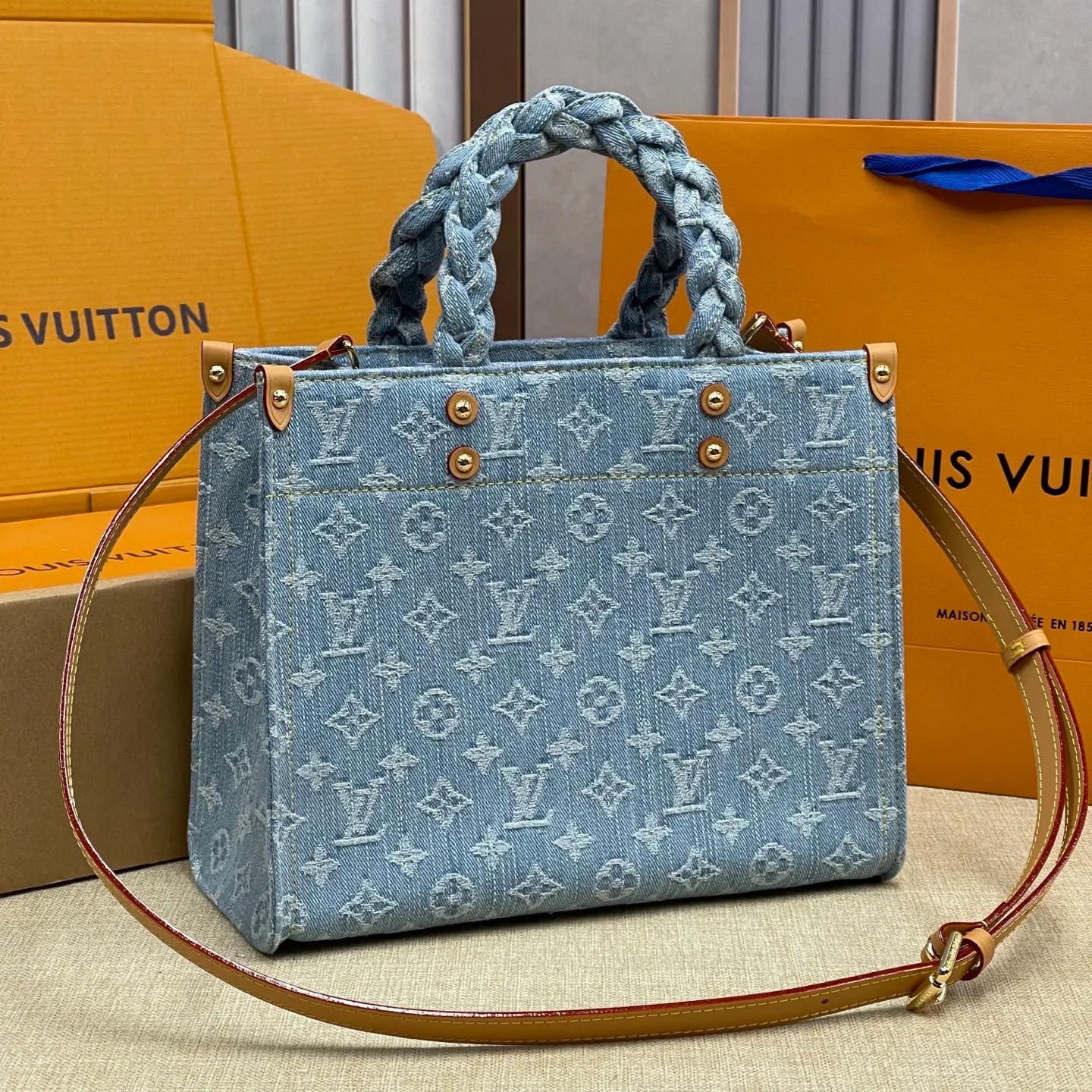 [Upgraded version] P 520💰🌺Upgraded version. High-quality semi-steel hardware with a full set of packaging model M24897🔥New denim denim series. Jungle denim denim bag onthego woven handheld tote bag retro crossbody single shoulder underarm bag Size: 28*23*10.5