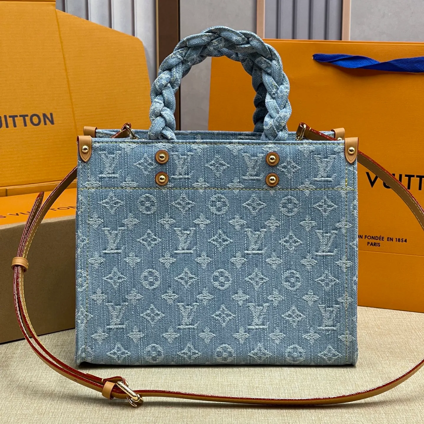 [Upgraded version] P 520💰🌺Upgraded version. High-quality semi-steel hardware with a full set of packaging model M24897🔥New denim denim series. Jungle denim denim bag onthego woven handheld tote bag retro crossbody single shoulder underarm bag Size: 28*23*10.5