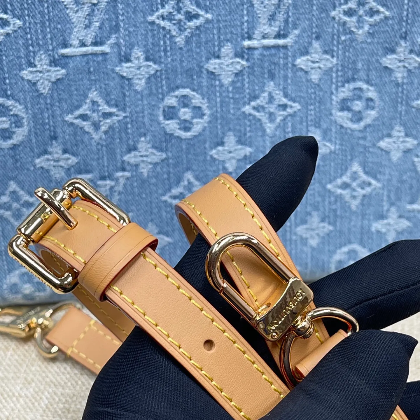 [Upgraded version] P 520💰🌺Upgraded version. High-quality semi-steel hardware with a full set of packaging model M24897🔥New denim denim series. Jungle denim denim bag onthego woven handheld tote bag retro crossbody single shoulder underarm bag Size: 28*23*10.5