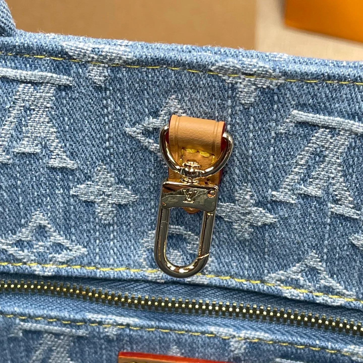 [Upgraded version] P 520💰🌺Upgraded version. High-quality semi-steel hardware with a full set of packaging model M24897🔥New denim denim series. Jungle denim denim bag onthego woven handheld tote bag retro crossbody single shoulder underarm bag Size: 28*23*10.5
