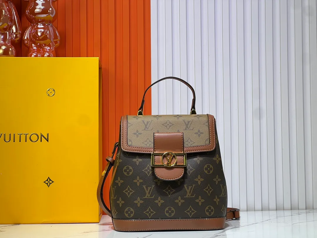 Batch 320💰Daphne Backpack M43599/44391/43560🌱Made of soft leather material and iconic LV twist lock design, this Lockme backpack further enriches the diverse Lockme series with a brand-new shape. Light, feminine and lively, it is the perfect companion for smart women in daily life: it can be worn as a handbag on one shoulder or carried on both shoulders to enhance functionality. 22 x 28 x 13 cm (L x H x W) - Soft calfskin outer - Soft calfskin trim - Microfiber lining - Silver-tone hardware - Leather handles - Adjustable shoulder strap - Leather cord - Internal pocket - LV twist lock closure