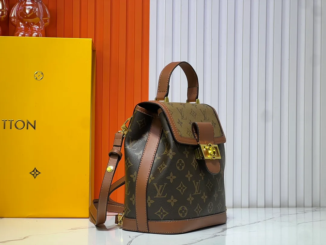 Batch 320💰Daphne Backpack M43599/44391/43560🌱Made of soft leather material and iconic LV twist lock design, this Lockme backpack further enriches the diverse Lockme series with a brand-new shape. Light, feminine and lively, it is the perfect companion for smart women in daily life: it can be worn as a handbag on one shoulder or carried on both shoulders to enhance functionality. 22 x 28 x 13 cm (L x H x W) - Soft calfskin outer - Soft calfskin trim - Microfiber lining - Silver-tone hardware - Leather handles - Adjustable shoulder strap - Leather cord - Internal pocket - LV twist lock closure