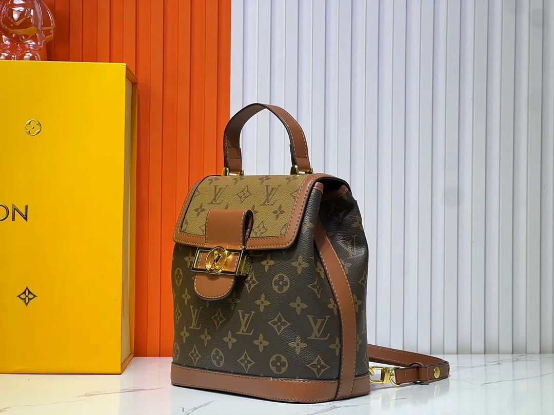 Batch 320💰Daphne Backpack M43599/44391/43560🌱Made of soft leather material and iconic LV twist lock design, this Lockme backpack further enriches the diverse Lockme series with a brand-new shape. Light, feminine and lively, it is the perfect companion for smart women in daily life: it can be worn as a handbag on one shoulder or carried on both shoulders to enhance functionality. 22 x 28 x 13 cm (L x H x W) - Soft calfskin outer - Soft calfskin trim - Microfiber lining - Silver-tone hardware - Leather handles - Adjustable shoulder strap - Leather cord - Internal pocket - LV twist lock closure
