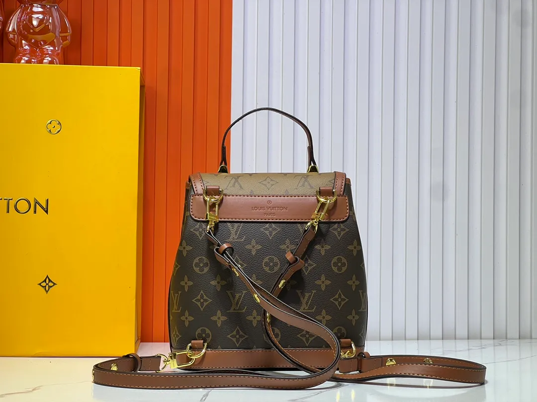 Batch 320💰Daphne Backpack M43599/44391/43560🌱Made of soft leather material and iconic LV twist lock design, this Lockme backpack further enriches the diverse Lockme series with a brand-new shape. Light, feminine and lively, it is the perfect companion for smart women in daily life: it can be worn as a handbag on one shoulder or carried on both shoulders to enhance functionality. 22 x 28 x 13 cm (L x H x W) - Soft calfskin outer - Soft calfskin trim - Microfiber lining - Silver-tone hardware - Leather handles - Adjustable shoulder strap - Leather cord - Internal pocket - LV twist lock closure