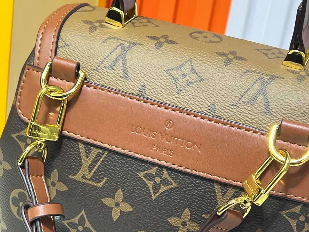 Batch 320💰Daphne Backpack M43599/44391/43560🌱Made of soft leather material and iconic LV twist lock design, this Lockme backpack further enriches the diverse Lockme series with a brand-new shape. Light, feminine and lively, it is the perfect companion for smart women in daily life: it can be worn as a handbag on one shoulder or carried on both shoulders to enhance functionality. 22 x 28 x 13 cm (L x H x W) - Soft calfskin outer - Soft calfskin trim - Microfiber lining - Silver-tone hardware - Leather handles - Adjustable shoulder strap - Leather cord - Internal pocket - LV twist lock closure