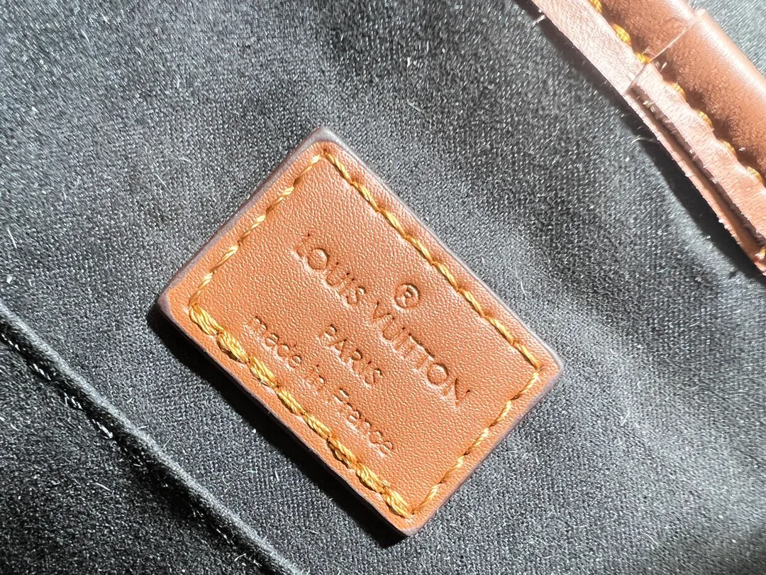 Batch 320💰Daphne Backpack M43599/44391/43560🌱Made of soft leather material and iconic LV twist lock design, this Lockme backpack further enriches the diverse Lockme series with a brand-new shape. Light, feminine and lively, it is the perfect companion for smart women in daily life: it can be worn as a handbag on one shoulder or carried on both shoulders to enhance functionality. 22 x 28 x 13 cm (L x H x W) - Soft calfskin outer - Soft calfskin trim - Microfiber lining - Silver-tone hardware - Leather handles - Adjustable shoulder strap - Leather cord - Internal pocket - LV twist lock closure