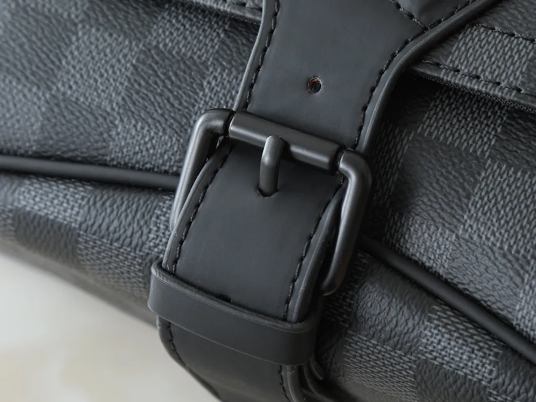💰280💰Upgraded original M46685 men's messenger bag series Montsouris messenger bag This spacious Montsouris messenger bag is made of soft calfskin, embellished with the brand's Epi embossed pattern, and has a modern style. The bag is equipped with multiple pockets and compartments for easy access to essentials, and features a signature textile shoulder strap and a buckle sourced from the archives, reflecting the distinctive Louis Vuitton style. The design is lightweight and soft, making it perfect for cross-body carry. Dimensions: 34 x 19 x 11 cm