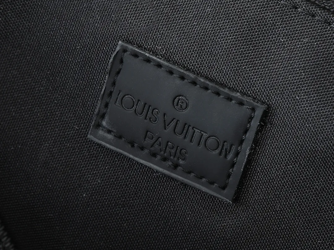 💰280💰Upgraded original M46685 men's messenger bag series Montsouris messenger bag This spacious Montsouris messenger bag is made of soft calfskin, embellished with the brand's Epi embossed pattern, and has a modern style. The bag is equipped with multiple pockets and compartments for easy access to essentials, and features a signature textile shoulder strap and a buckle sourced from the archives, reflecting the distinctive Louis Vuitton style. The design is lightweight and soft, making it perfect for cross-body carry. Dimensions: 34 x 19 x 11 cm