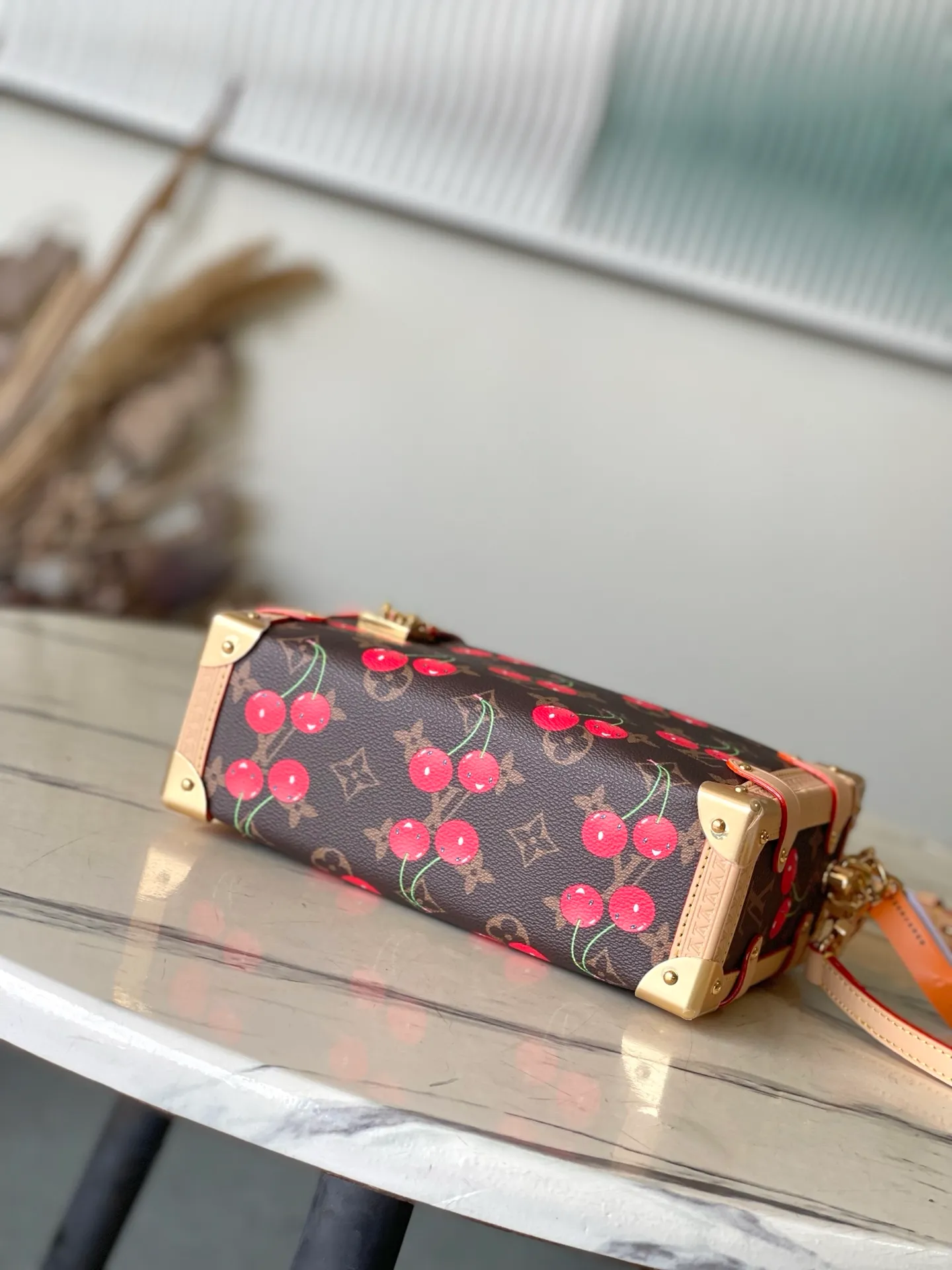 💰1240 (Steel Hardware) Top Original Order M14278 This Side Trunk medium handbag is full of the liveliness and interest of the Louis Vuitton × Murakami replica series. It incorporates a sweet cherry pattern into the classic Monogram coated canvas to reproduce the distinctive visual aesthetics of the Japanese artist. Calf leather trim outlines the bag, and riveted corners and S-lock buckles pay tribute to the brand's travel heritage. Dimensions: 23.5 × 16 × 8.5 cm