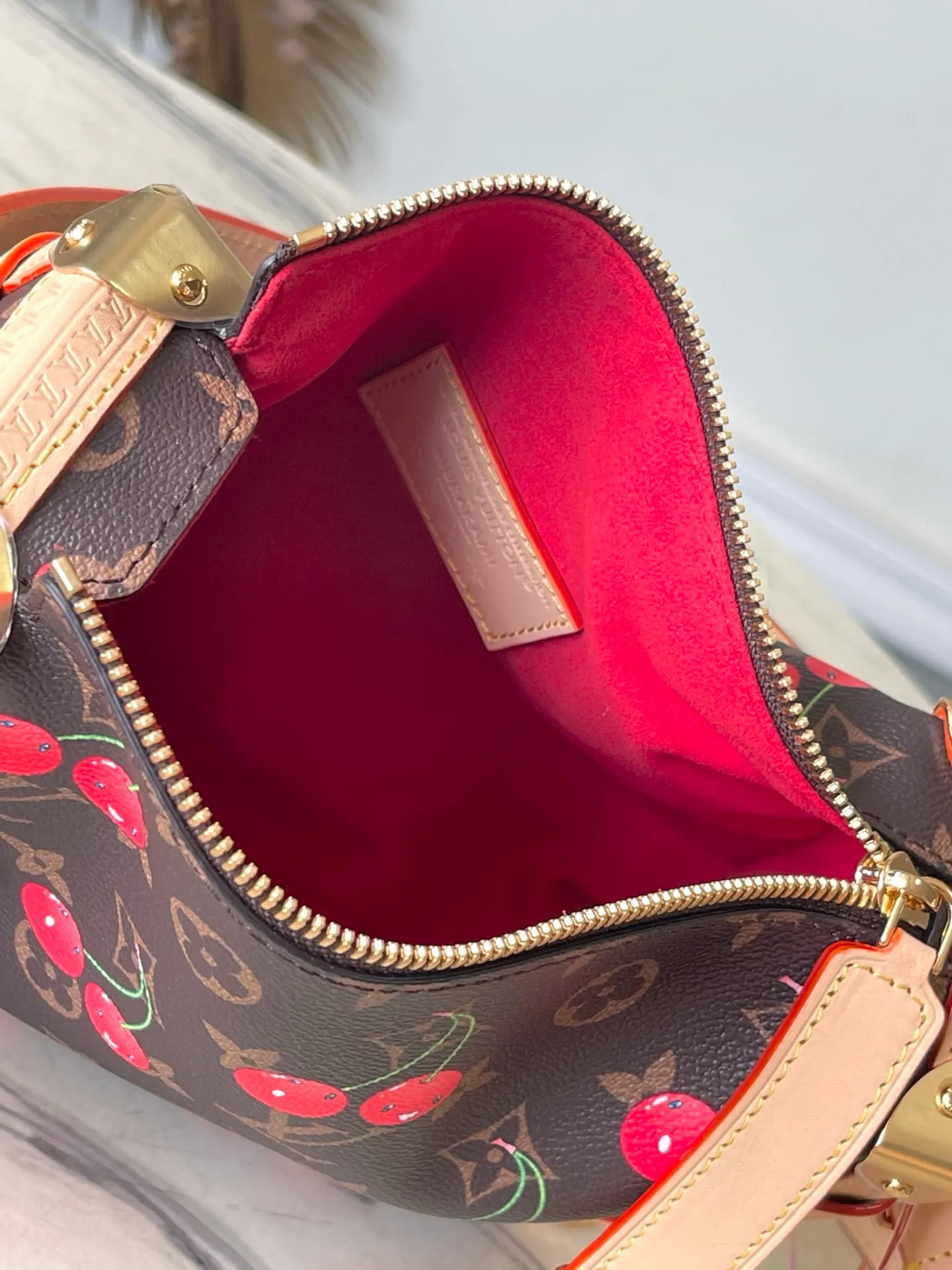 💰1240 (Steel Hardware) Top Original Order M14278 This Side Trunk medium handbag is full of the liveliness and interest of the Louis Vuitton × Murakami replica series. It incorporates a sweet cherry pattern into the classic Monogram coated canvas to reproduce the distinctive visual aesthetics of the Japanese artist. Calf leather trim outlines the bag, and riveted corners and S-lock buckles pay tribute to the brand's travel heritage. Dimensions: 23.5 × 16 × 8.5 cm