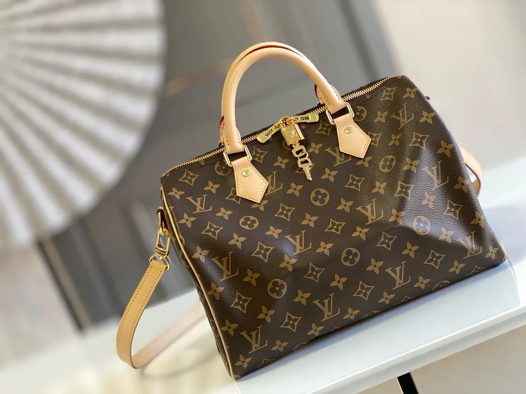 💰800 Top original M41112 SPEEDY 30 handbag (with shoulder strap) Every feature of this Speedy handbag is classic: leather handle, Monogram canvas. No wonder it has become a particularly popular bag in the world. Originally designed for travelers in 1930 (its name pays homage to the high-speed traffic of the time) with a cross-body strap, the Speedy 30 has become the ideal urban bag today - soft, lightweight and classic. Features 30 x 21 x 17 cm (Length Shoulder strap: removable, adjustable Half-length strap: 48.0 cm Half-length strap adjustable to: 55.0 cm Handle: double handle