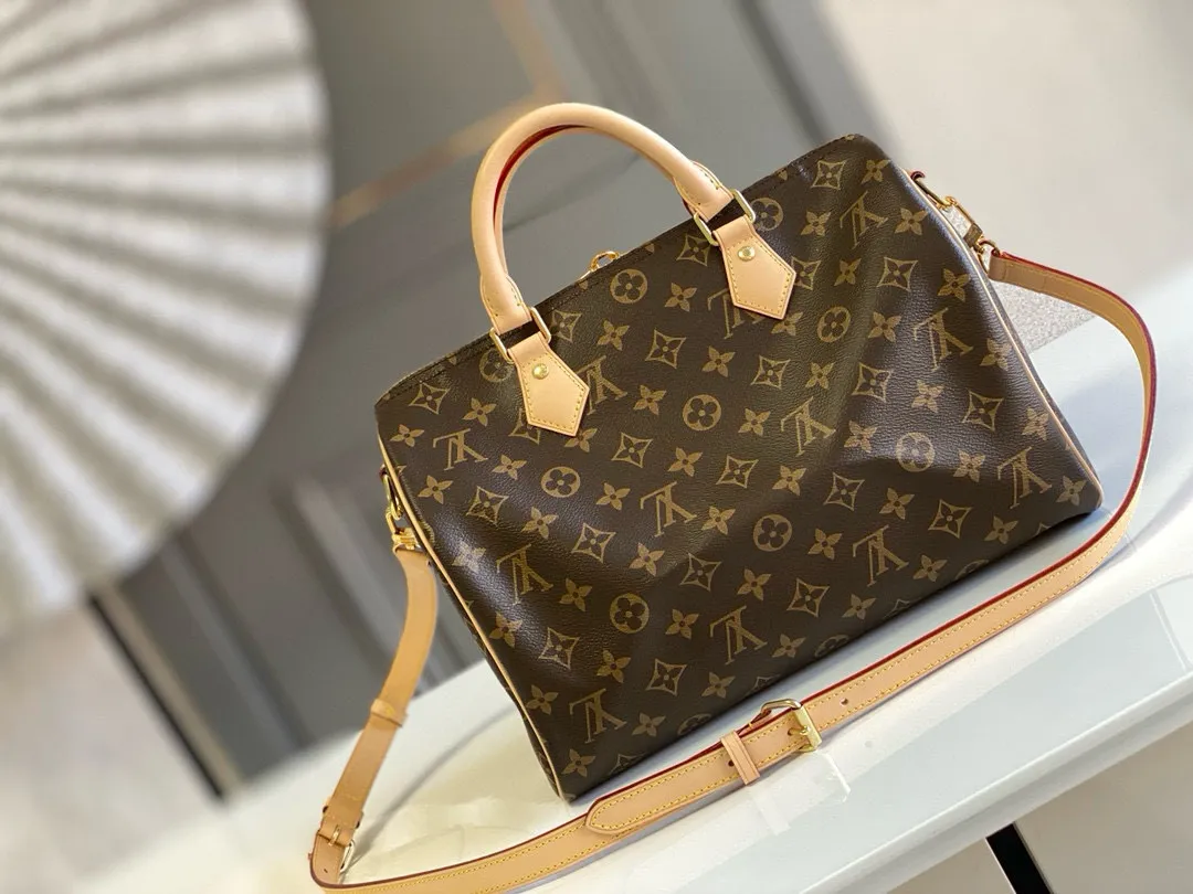 💰800 Top original M41112 SPEEDY 30 handbag (with shoulder strap) Every feature of this Speedy handbag is classic: leather handle, Monogram canvas. No wonder it has become a particularly popular bag in the world. Originally designed for travelers in 1930 (its name pays homage to the high-speed traffic of the time) with a cross-body strap, the Speedy 30 has become the ideal urban bag today - soft, lightweight and classic. Features 30 x 21 x 17 cm (Length Shoulder strap: removable, adjustable Half-length strap: 48.0 cm Half-length strap adjustable to: 55.0 cm Handle: double handle