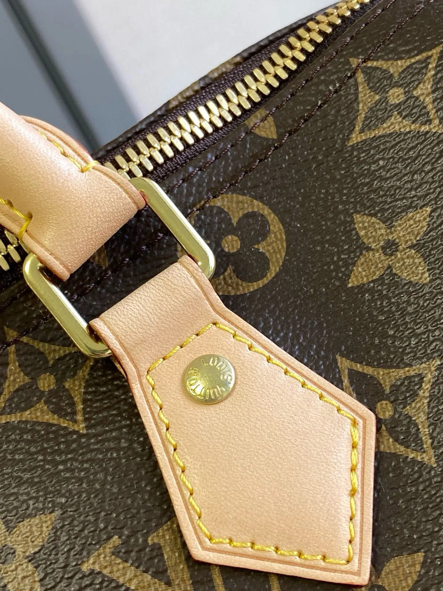 💰800 Top original M41112 SPEEDY 30 handbag (with shoulder strap) Every feature of this Speedy handbag is classic: leather handle, Monogram canvas. No wonder it has become a particularly popular bag in the world. Originally designed for travelers in 1930 (its name pays homage to the high-speed traffic of the time) with a cross-body strap, the Speedy 30 has become the ideal urban bag today - soft, lightweight and classic. Features 30 x 21 x 17 cm (Length Shoulder strap: removable, adjustable Half-length strap: 48.0 cm Half-length strap adjustable to: 55.0 cm Handle: double handle