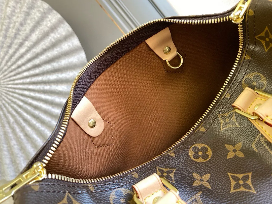 💰800 Top original M41112 SPEEDY 30 handbag (with shoulder strap) Every feature of this Speedy handbag is classic: leather handle, Monogram canvas. No wonder it has become a particularly popular bag in the world. Originally designed for travelers in 1930 (its name pays homage to the high-speed traffic of the time) with a cross-body strap, the Speedy 30 has become the ideal urban bag today - soft, lightweight and classic. Features 30 x 21 x 17 cm (Length Shoulder strap: removable, adjustable Half-length strap: 48.0 cm Half-length strap adjustable to: 55.0 cm Handle: double handle