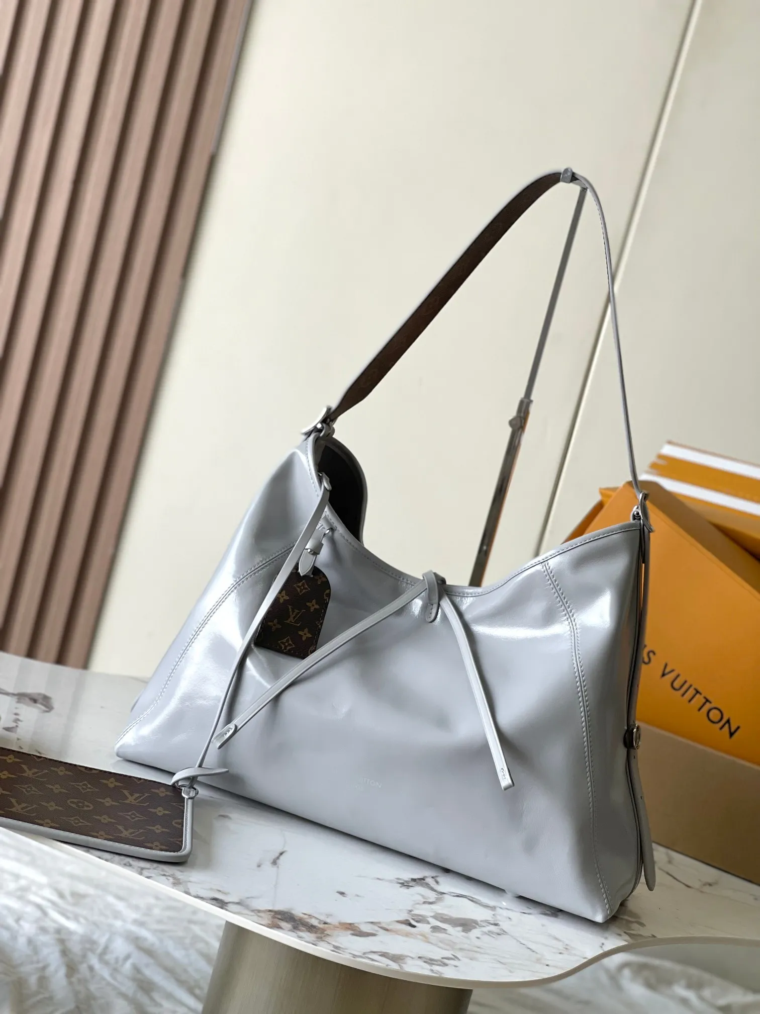 p2400 [Special grade transcoding chip MB original leather] CARRYALL DARK medium handbag Model: M12583 gray dynamic chip Material: A+ grade all-steel hardware, imported original sheepskin Packing: full set of special duty-free MB packaging Size: 39x30x15cm