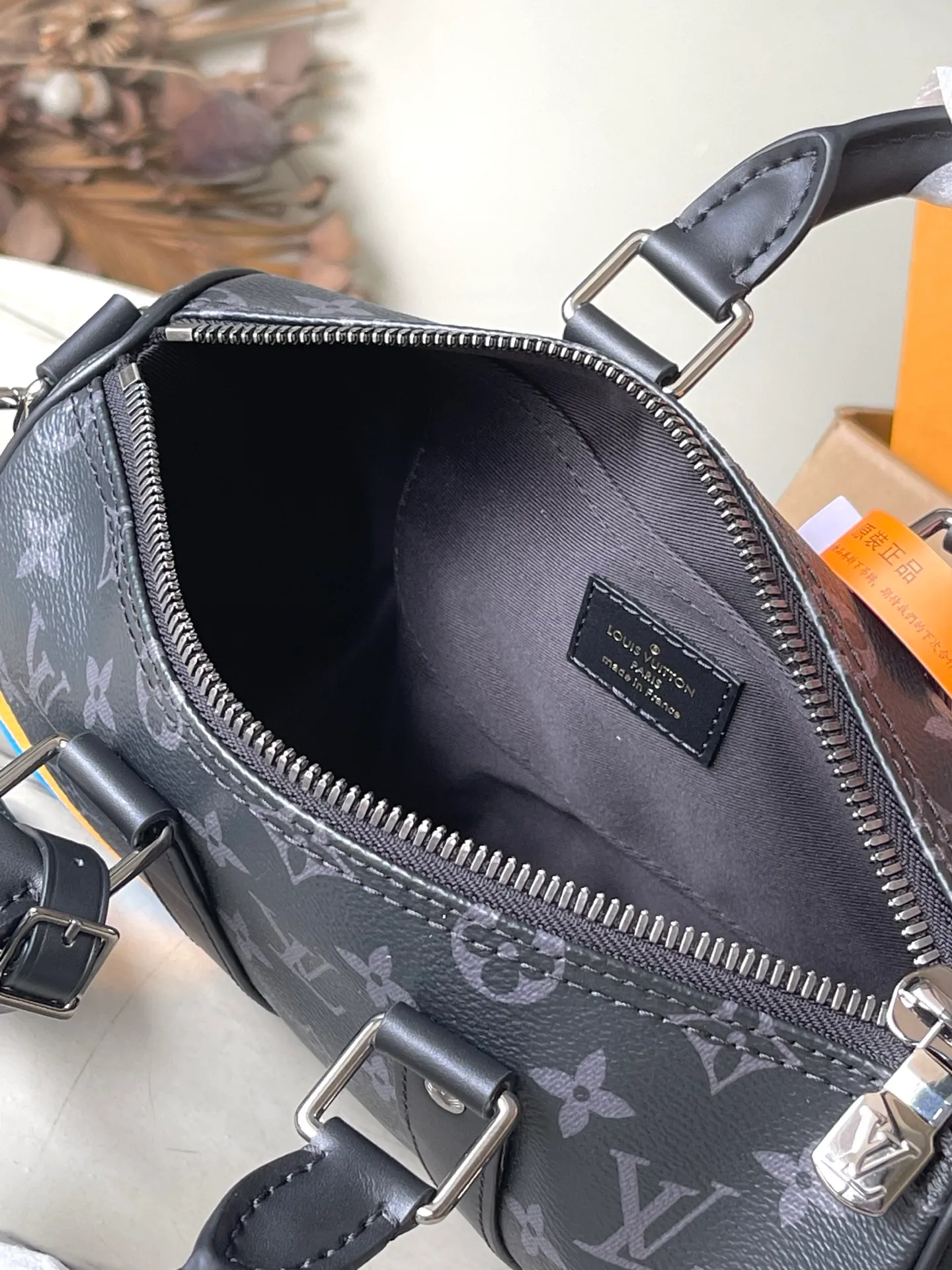 💰1020 Top Original P3884 Black Flower Silk Print This Keepall Bandoulière 25 handbag is made of leather with a painted effect and a Monogram canvas outer bag, making it easy to take and place your belongings. Removable and adjustable leather shoulder strap provides comfortable shoulder carrying experience. Size: 25*15*11cm
