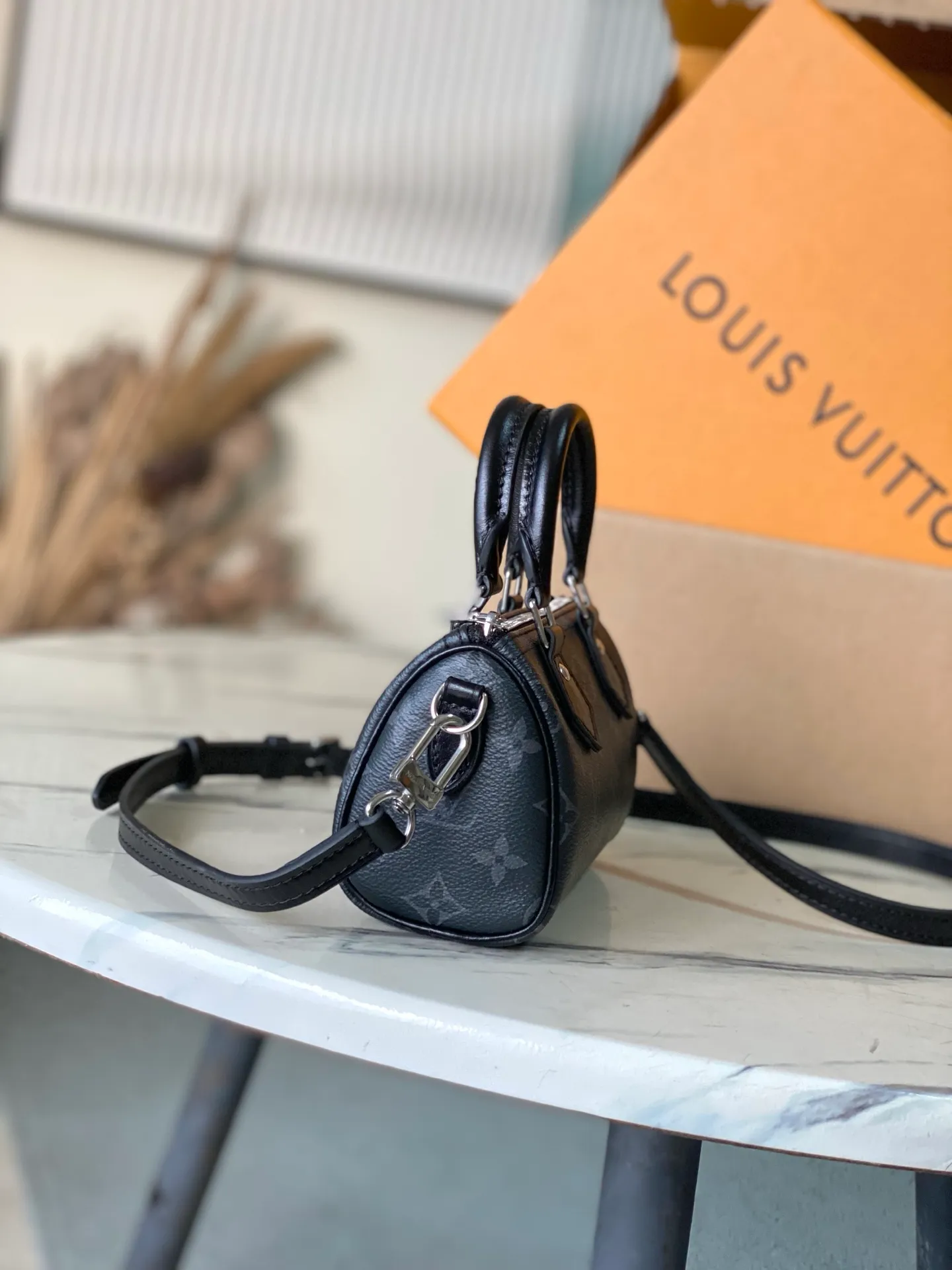 💰740 Top original order M26573 This Nano Speedy handbag is made of canvas and has a beautiful shape. It uses the Monogram Eclipse pattern to convey elegant style and easily brighten the day and night look. Yingze metal parts exude a sophisticated atmosphere, with plenty of space to accommodate daily needs such as a short wallet, and the detachable shoulder strap allows for multiple carrying methods. Dimensions: 16 × 10 × 7.5 cm
