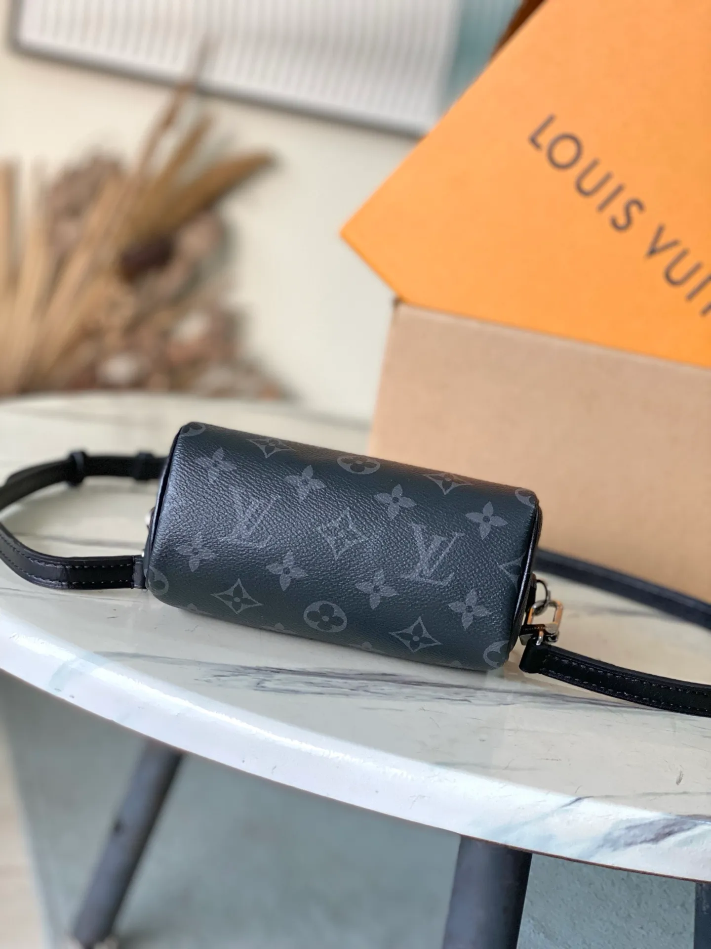💰740 Top original order M26573 This Nano Speedy handbag is made of canvas and has a beautiful shape. It uses the Monogram Eclipse pattern to convey elegant style and easily brighten the day and night look. Yingze metal parts exude a sophisticated atmosphere, with plenty of space to accommodate daily needs such as a short wallet, and the detachable shoulder strap allows for multiple carrying methods. Dimensions: 16 × 10 × 7.5 cm