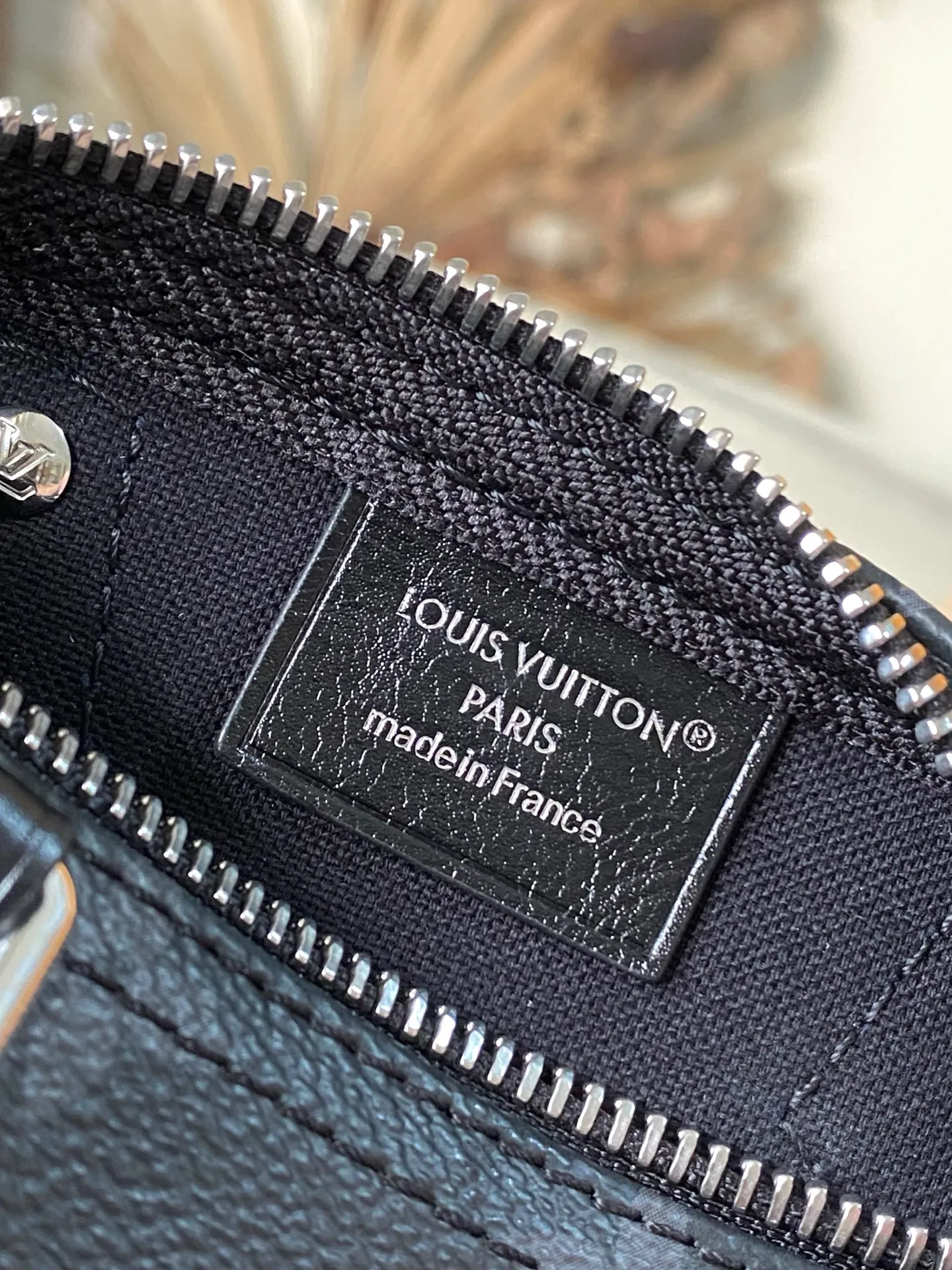 💰740 Top original order M26573 This Nano Speedy handbag is made of canvas and has a beautiful shape. It uses the Monogram Eclipse pattern to convey elegant style and easily brighten the day and night look. Yingze metal parts exude a sophisticated atmosphere, with plenty of space to accommodate daily needs such as a short wallet, and the detachable shoulder strap allows for multiple carrying methods. Dimensions: 16 × 10 × 7.5 cm
