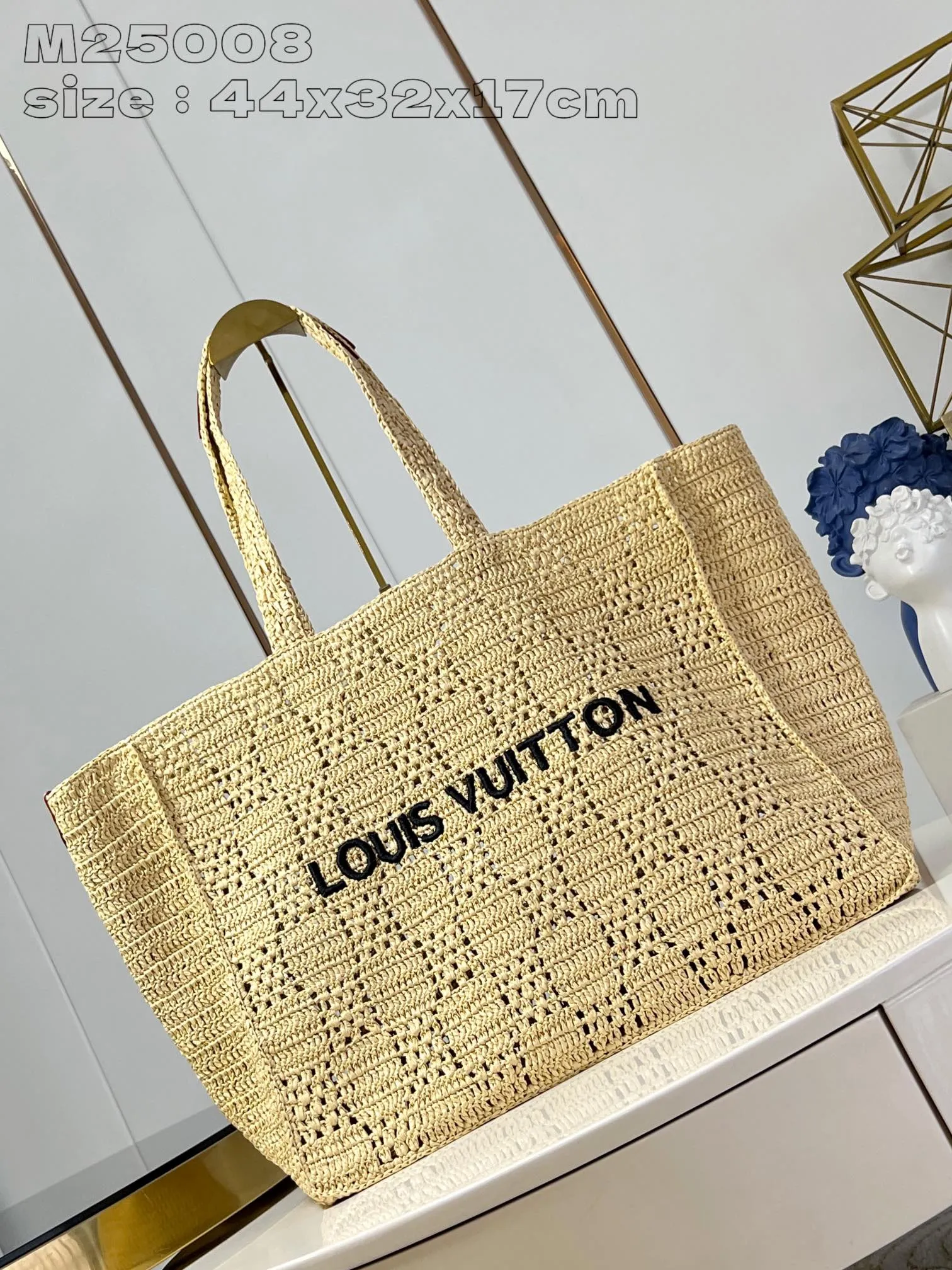 💰1640 Top-quality original item [Exclusive real shot M25008] This Shopper handbag is made of raffia woven into Damier plaid and requires dozens of hours to complete. A leather base and removable interior pocket complete the functional details, while the raffia Louis Vuitton signature adds a branding touch. 44 x 32 x 17 cm (length x height x width)