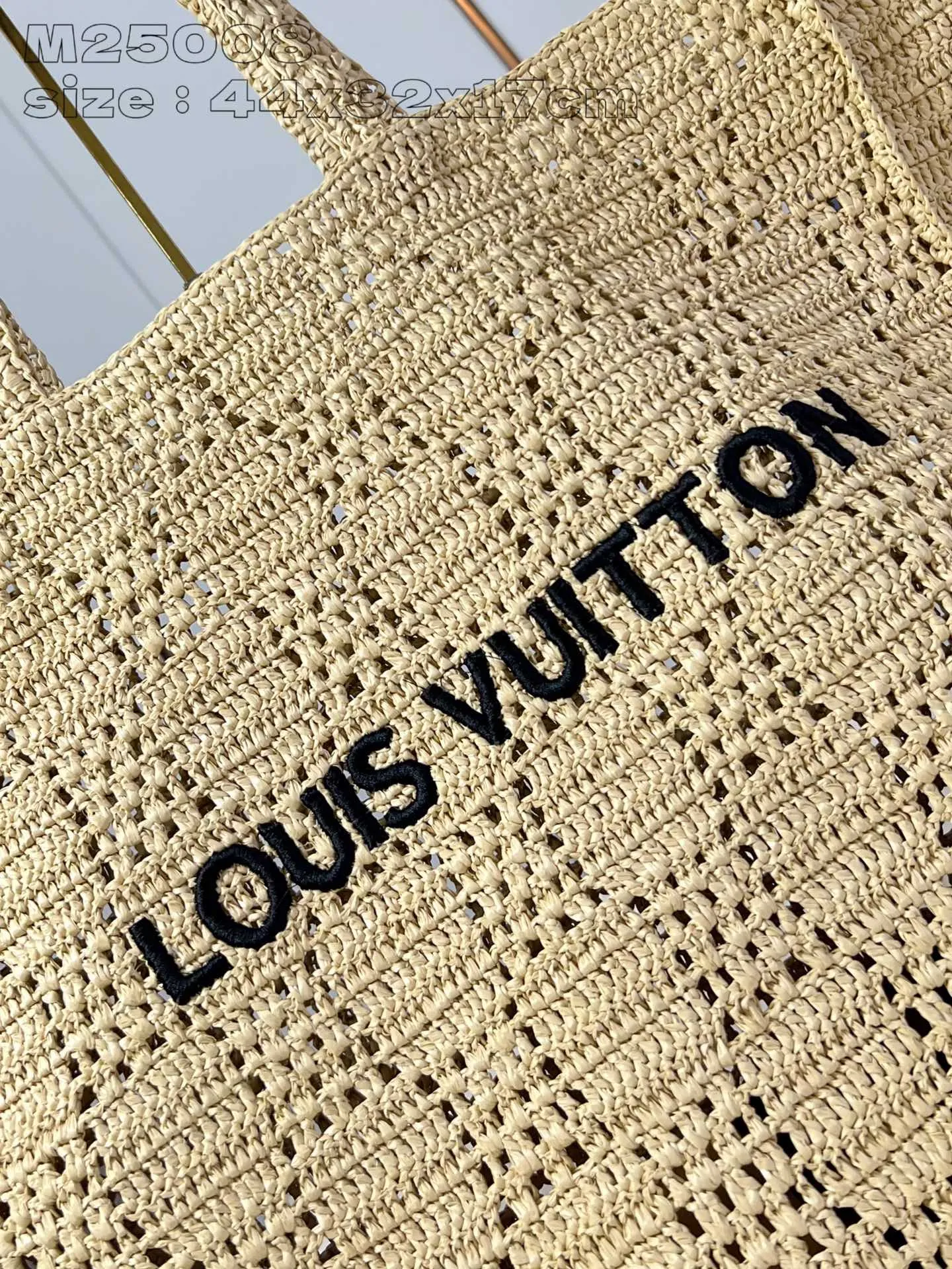 💰1640 Top-quality original item [Exclusive real shot M25008] This Shopper handbag is made of raffia woven into Damier plaid and requires dozens of hours to complete. A leather base and removable interior pocket complete the functional details, while the raffia Louis Vuitton signature adds a branding touch. 44 x 32 x 17 cm (length x height x width)