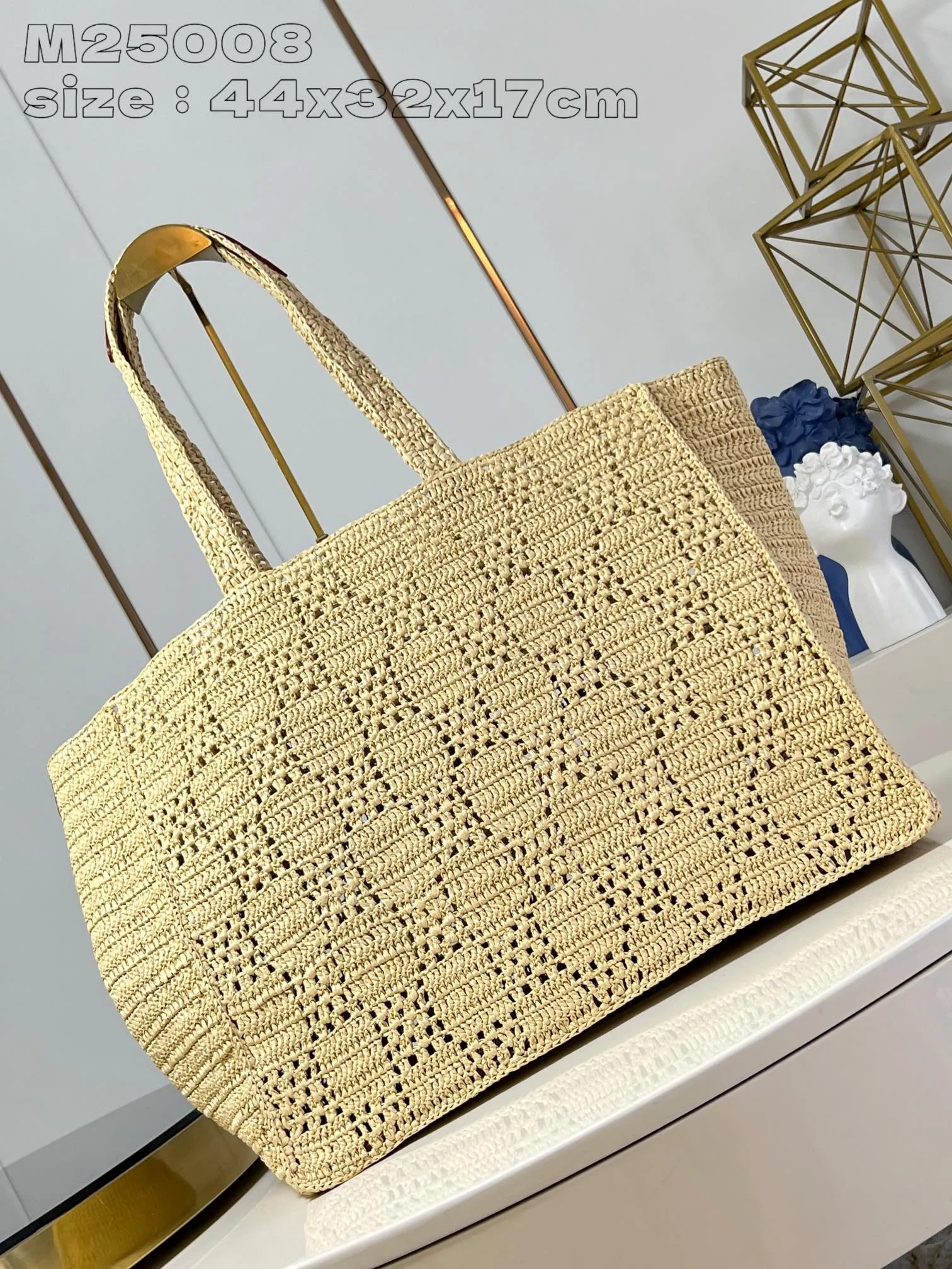💰1640 Top-quality original item [Exclusive real shot M25008] This Shopper handbag is made of raffia woven into Damier plaid and requires dozens of hours to complete. A leather base and removable interior pocket complete the functional details, while the raffia Louis Vuitton signature adds a branding touch. 44 x 32 x 17 cm (length x height x width)