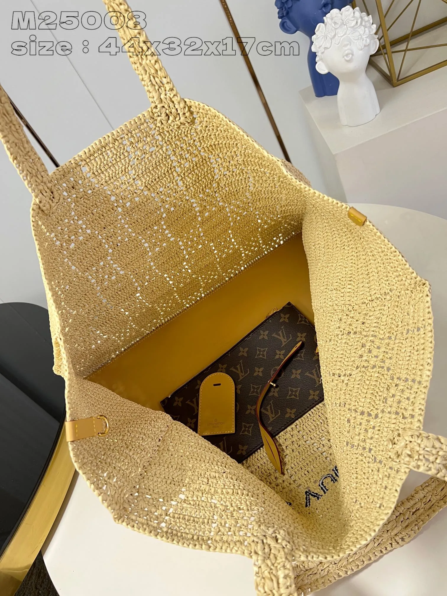 💰1640 Top-quality original item [Exclusive real shot M25008] This Shopper handbag is made of raffia woven into Damier plaid and requires dozens of hours to complete. A leather base and removable interior pocket complete the functional details, while the raffia Louis Vuitton signature adds a branding touch. 44 x 32 x 17 cm (length x height x width)