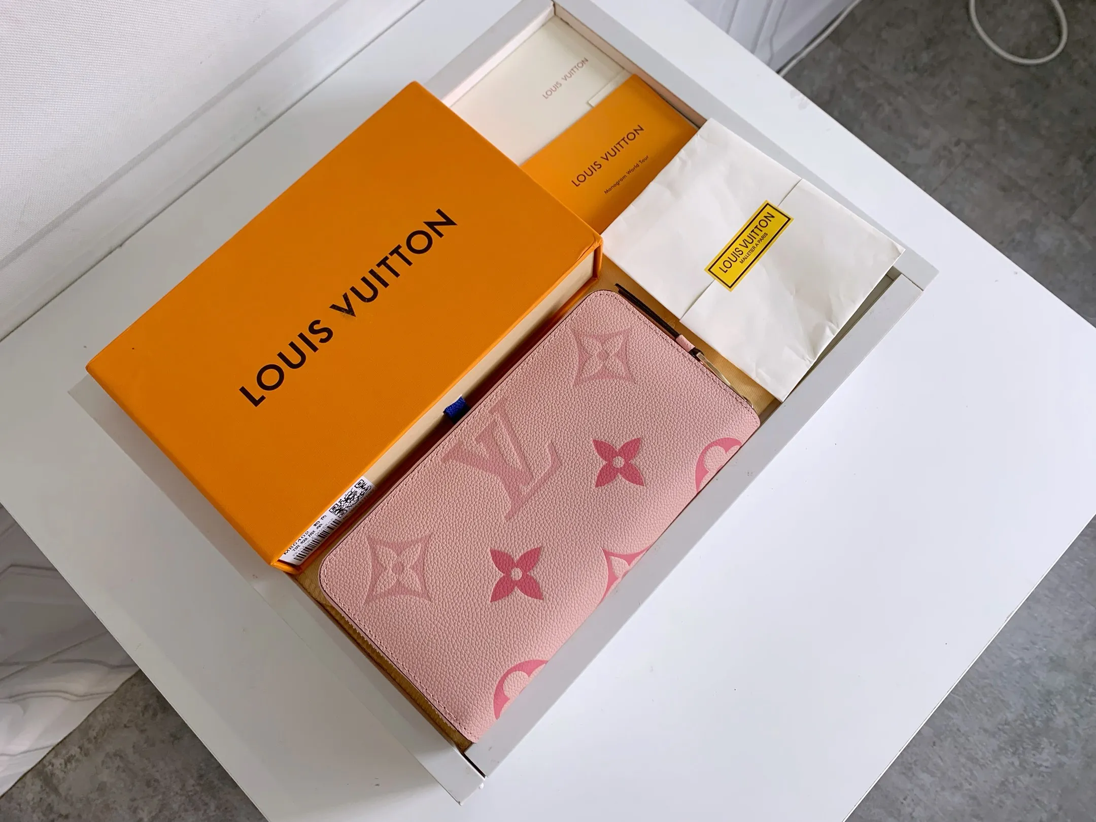 💰150 Top Original 💎 By The Pool Series Zipper Wallet Made of Monogram Empreinte leather, it reinterprets Louis Vuitton's classic zipper wallet and is embellished with a low-key gradient Monogram embossed pattern. The 2021 summer collection includes accessories, leather goods and fashion. This special edition wallet is loved for its stylish, practical and all-in-one design. Model: M80402 Size: 19.5*10.5*2.5cm