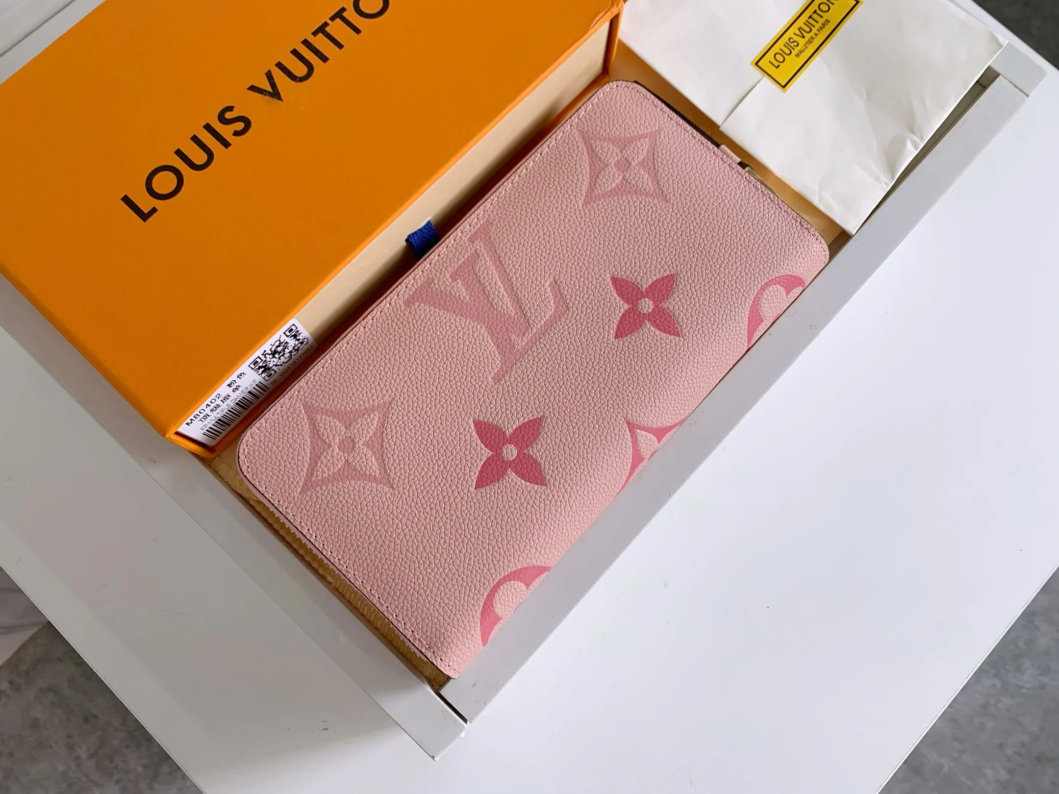 💰150 Top Original 💎 By The Pool Series Zipper Wallet Made of Monogram Empreinte leather, it reinterprets Louis Vuitton's classic zipper wallet and is embellished with a low-key gradient Monogram embossed pattern. The 2021 summer collection includes accessories, leather goods and fashion. This special edition wallet is loved for its stylish, practical and all-in-one design. Model: M80402 Size: 19.5*10.5*2.5cm