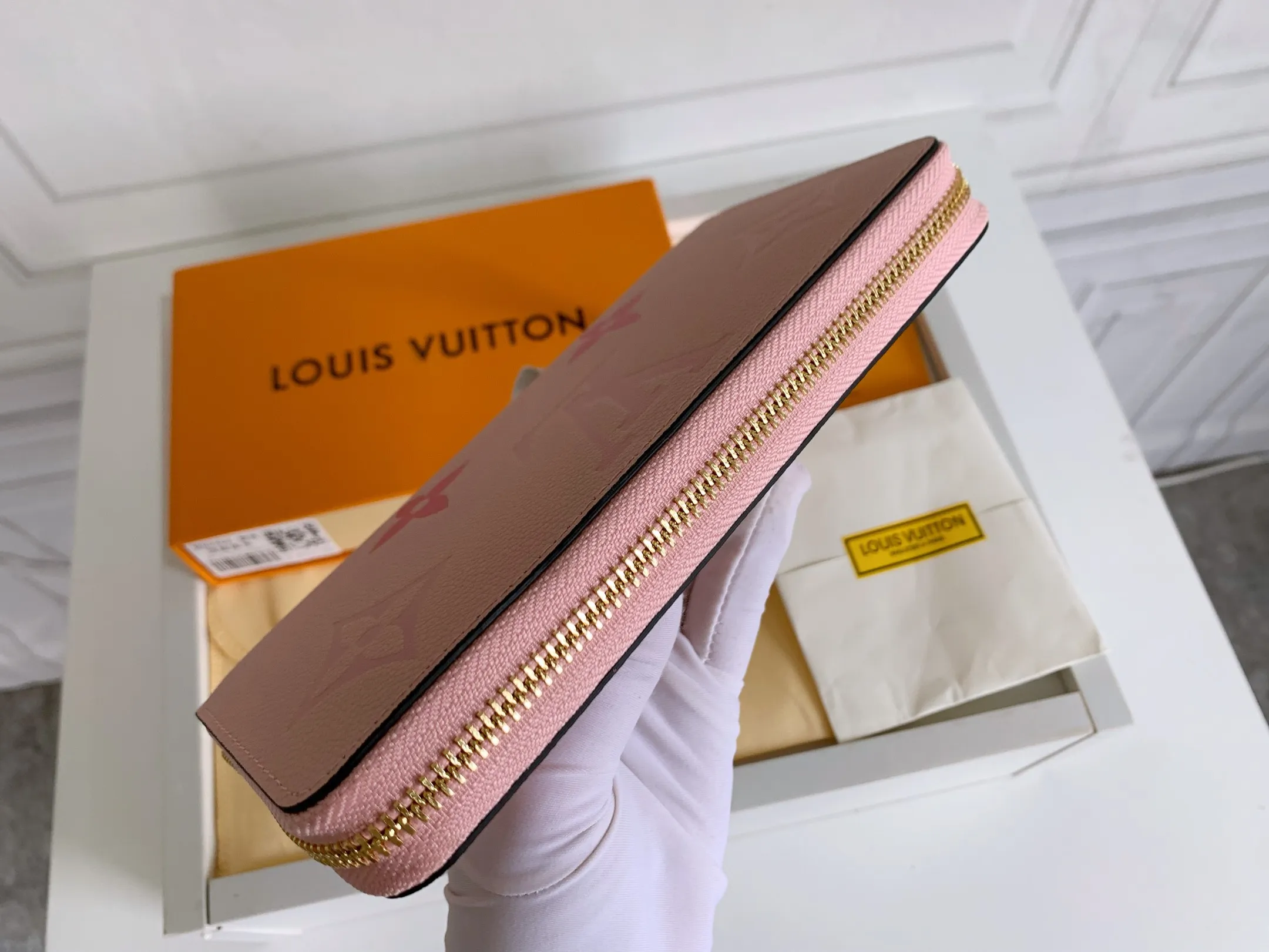 💰150 Top Original 💎 By The Pool Series Zipper Wallet Made of Monogram Empreinte leather, it reinterprets Louis Vuitton's classic zipper wallet and is embellished with a low-key gradient Monogram embossed pattern. The 2021 summer collection includes accessories, leather goods and fashion. This special edition wallet is loved for its stylish, practical and all-in-one design. Model: M80402 Size: 19.5*10.5*2.5cm