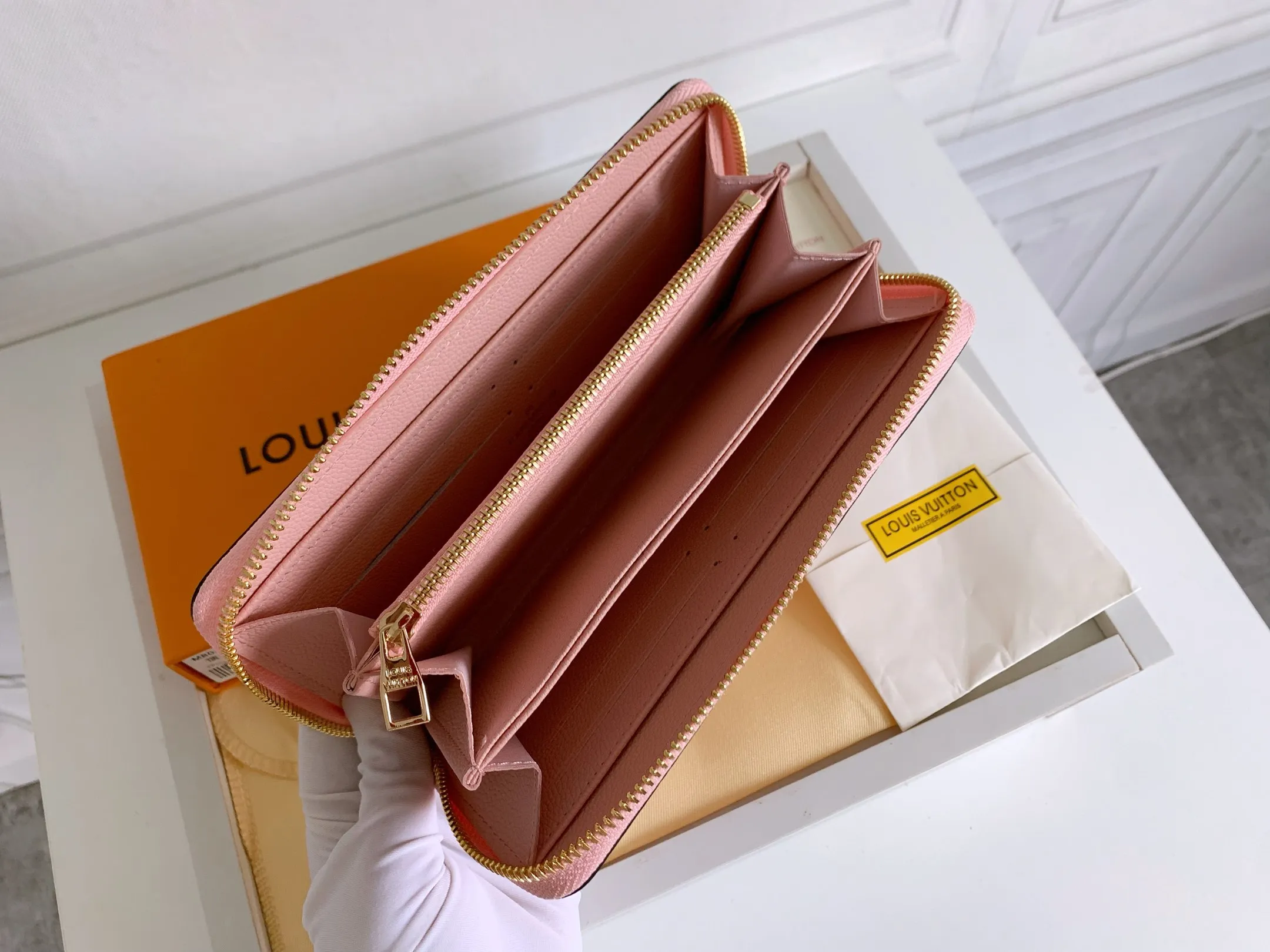 💰150 Top Original 💎 By The Pool Series Zipper Wallet Made of Monogram Empreinte leather, it reinterprets Louis Vuitton's classic zipper wallet and is embellished with a low-key gradient Monogram embossed pattern. The 2021 summer collection includes accessories, leather goods and fashion. This special edition wallet is loved for its stylish, practical and all-in-one design. Model: M80402 Size: 19.5*10.5*2.5cm