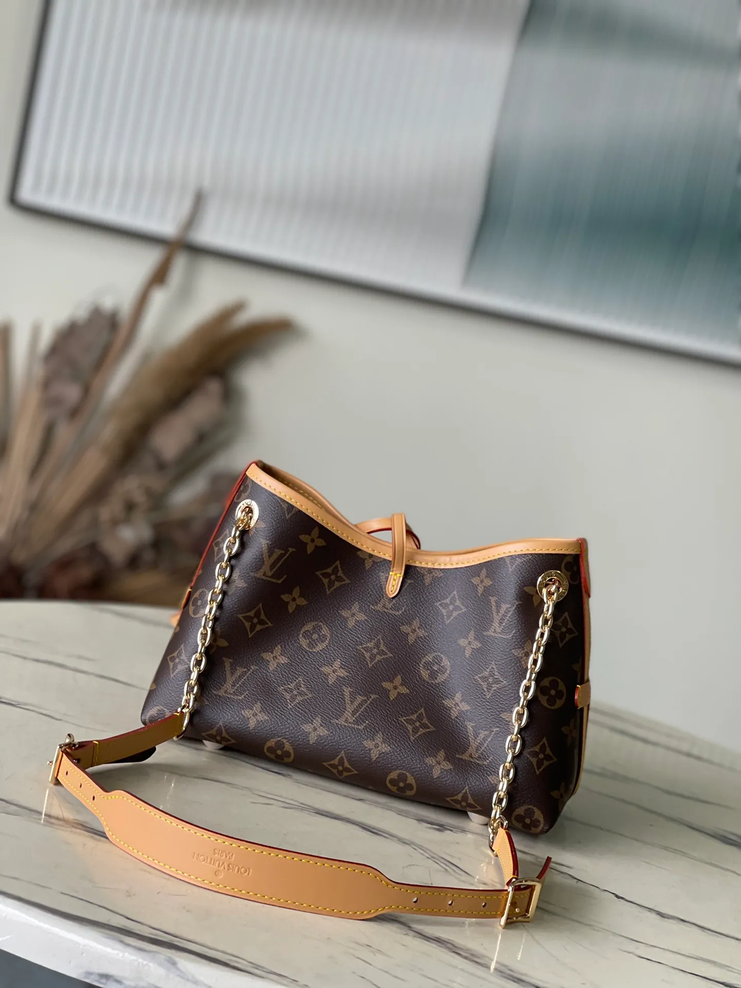 💰760 Top Original Order M13014 This CarryAllBB handbag is made of Monogram canvas and decorated with Monogram flowers on the dazzling chain, lighting up day and night occasions with a trendy look. A leather name tag complements the lace-up closure, and an interior zippered pocket provides easy access to credit cards. Dimensions: 26 × 17 × 10 cm
